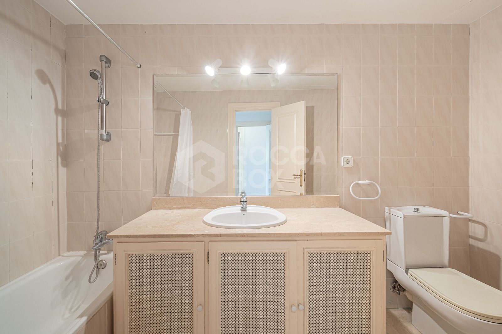 Spacious west-facing townhouse in La Quinta Golf, just a few steps from the Clubhouse