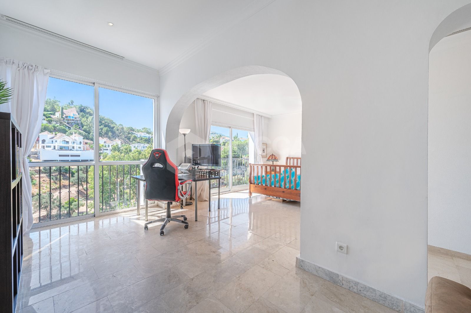 Spacious west-facing townhouse in La Quinta Golf, just a few steps from the Clubhouse