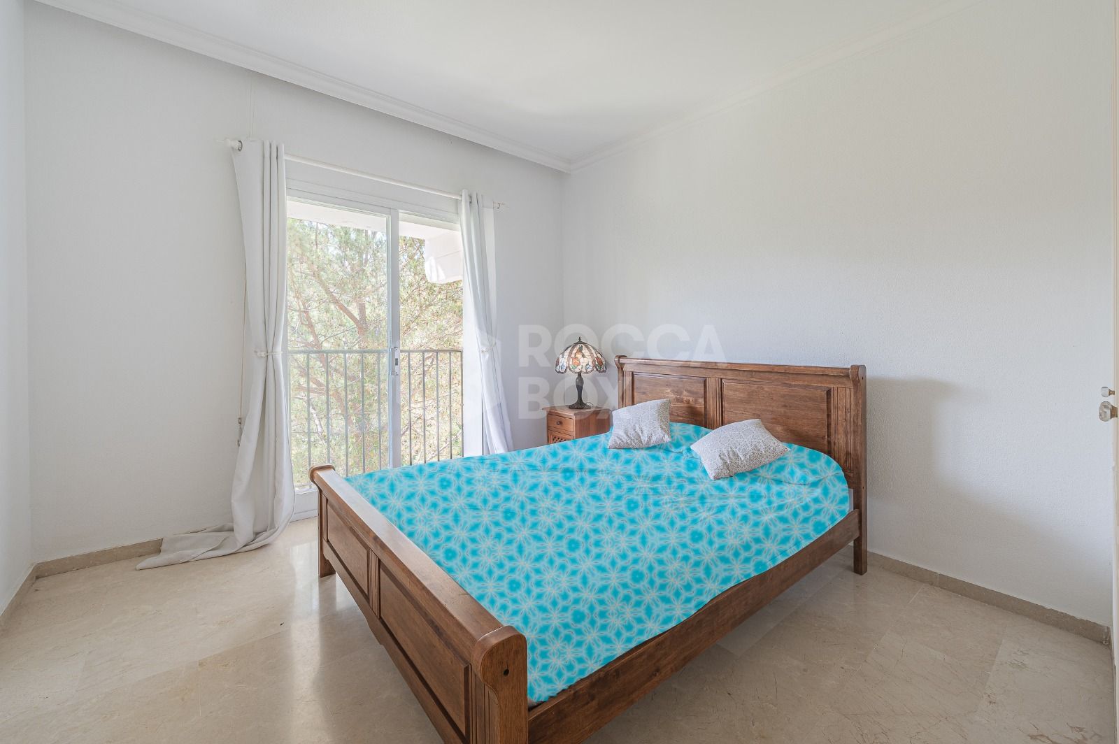 Spacious west-facing townhouse in La Quinta Golf, just a few steps from the Clubhouse