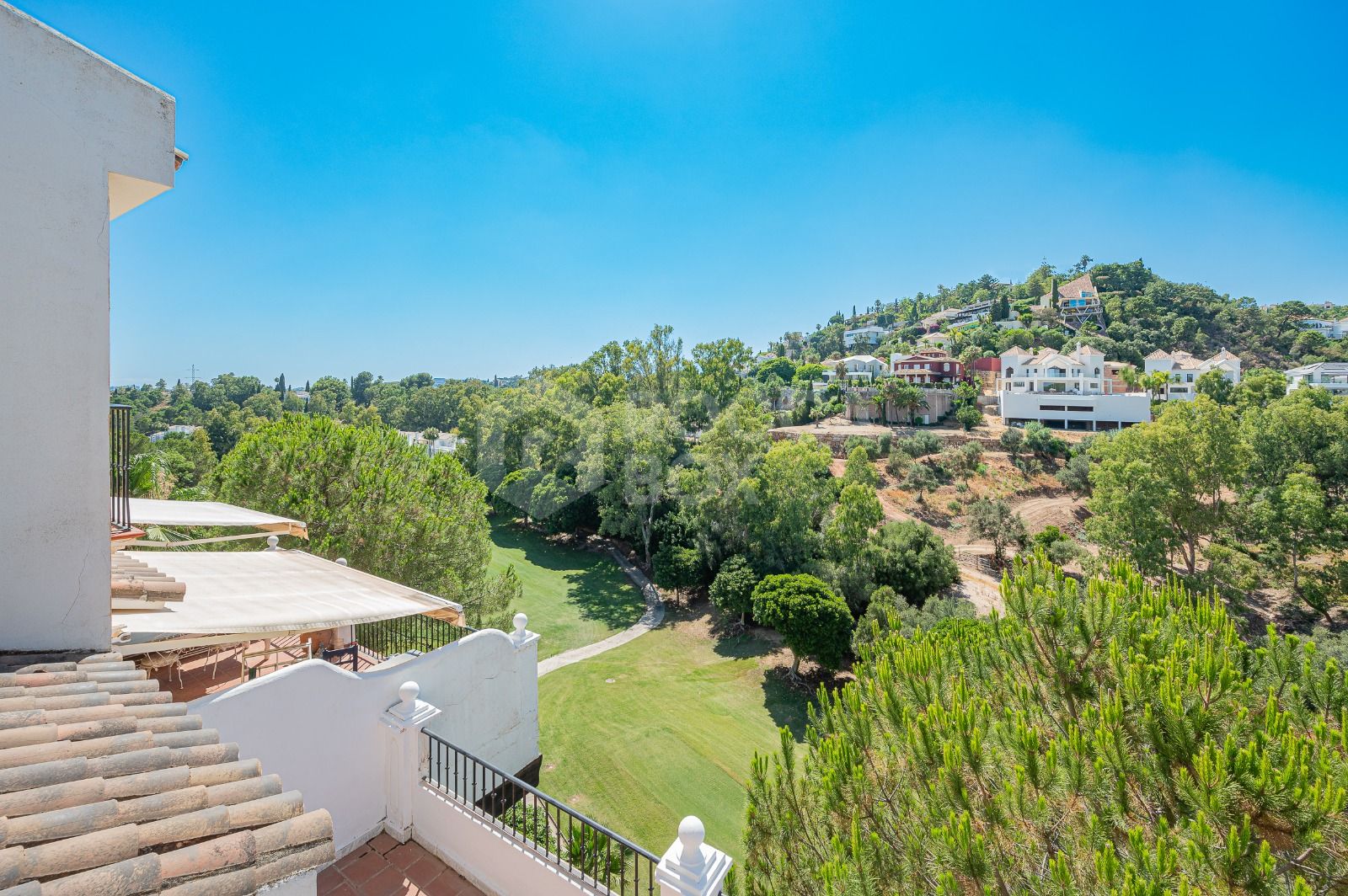 Spacious west-facing townhouse in La Quinta Golf, just a few steps from the Clubhouse