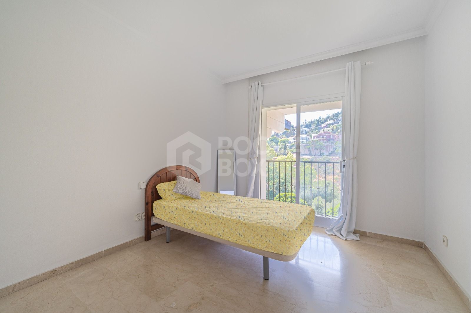 Spacious west-facing townhouse in La Quinta Golf, just a few steps from the Clubhouse