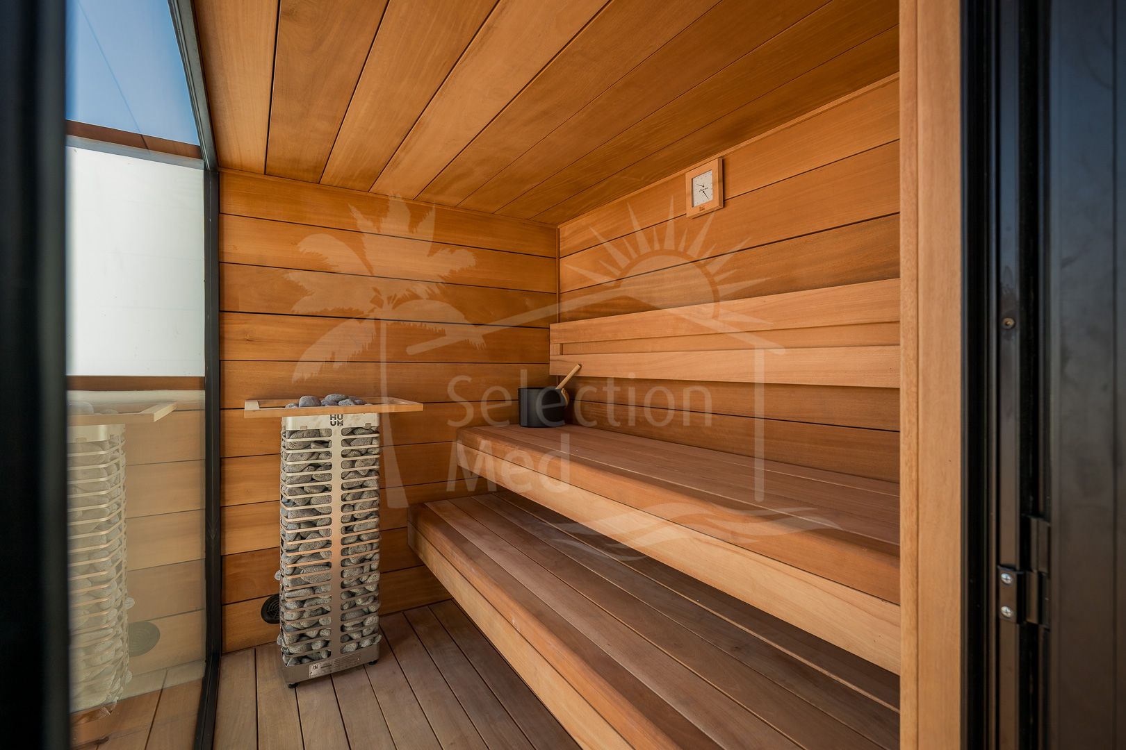 Lives luxury by the sea in Bahía del Velerín