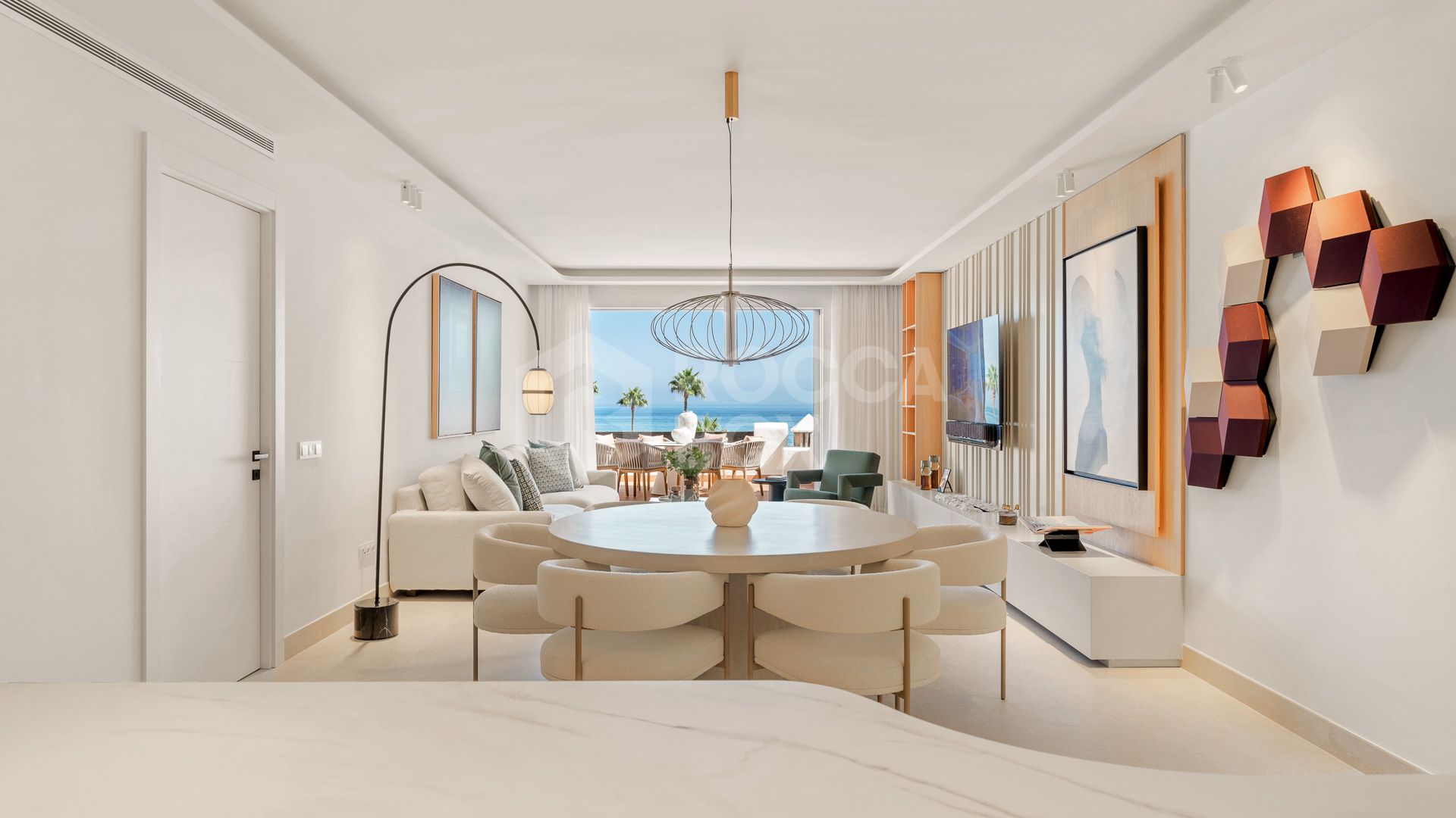 Lives luxury by the sea in Bahía del Velerín