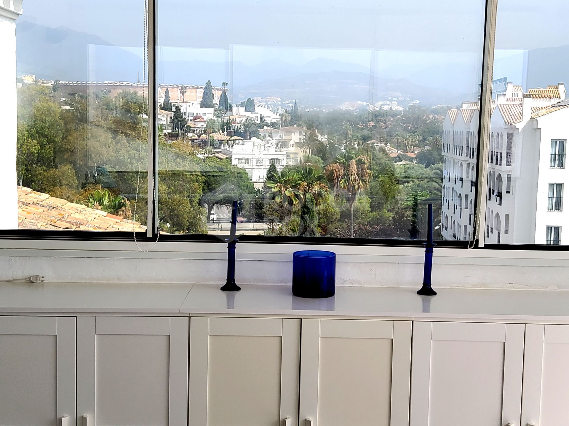 Light and exclusivity in this 3 bedroom penthouse in the heart of Puerto Banus