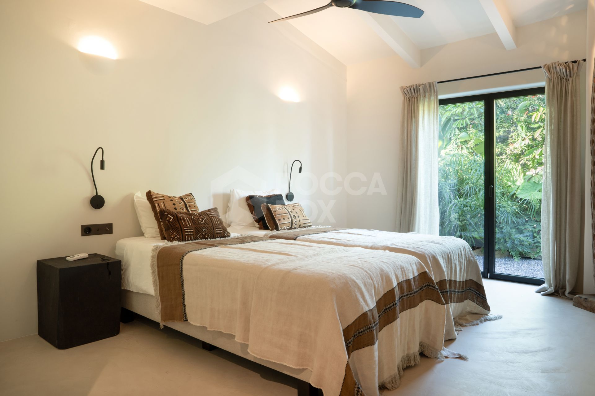 Single Luxury Villa in Selwo: Fusion of Exotic Styles with Sea Views