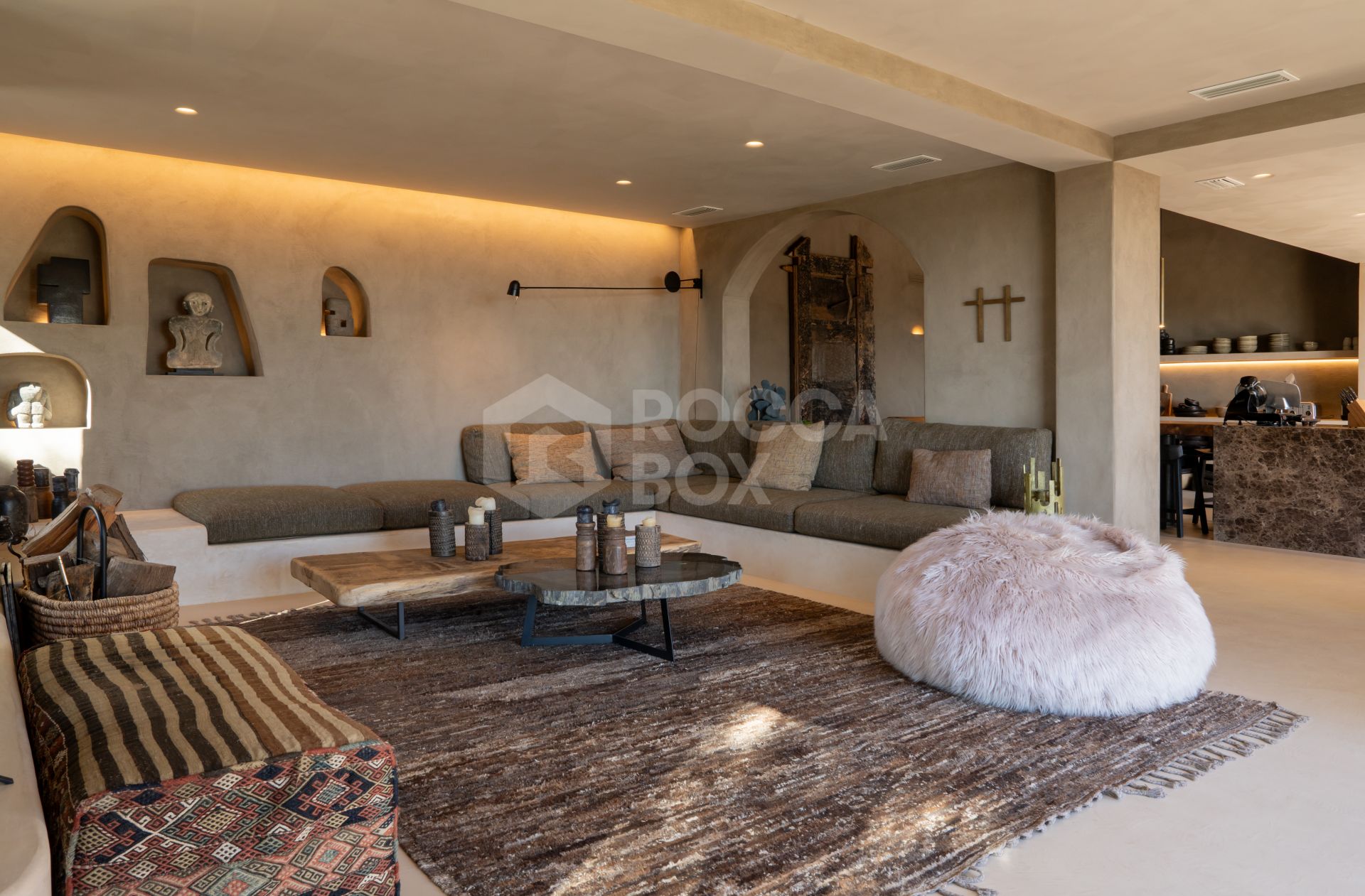Single Luxury Villa in Selwo: Fusion of Exotic Styles with Sea Views