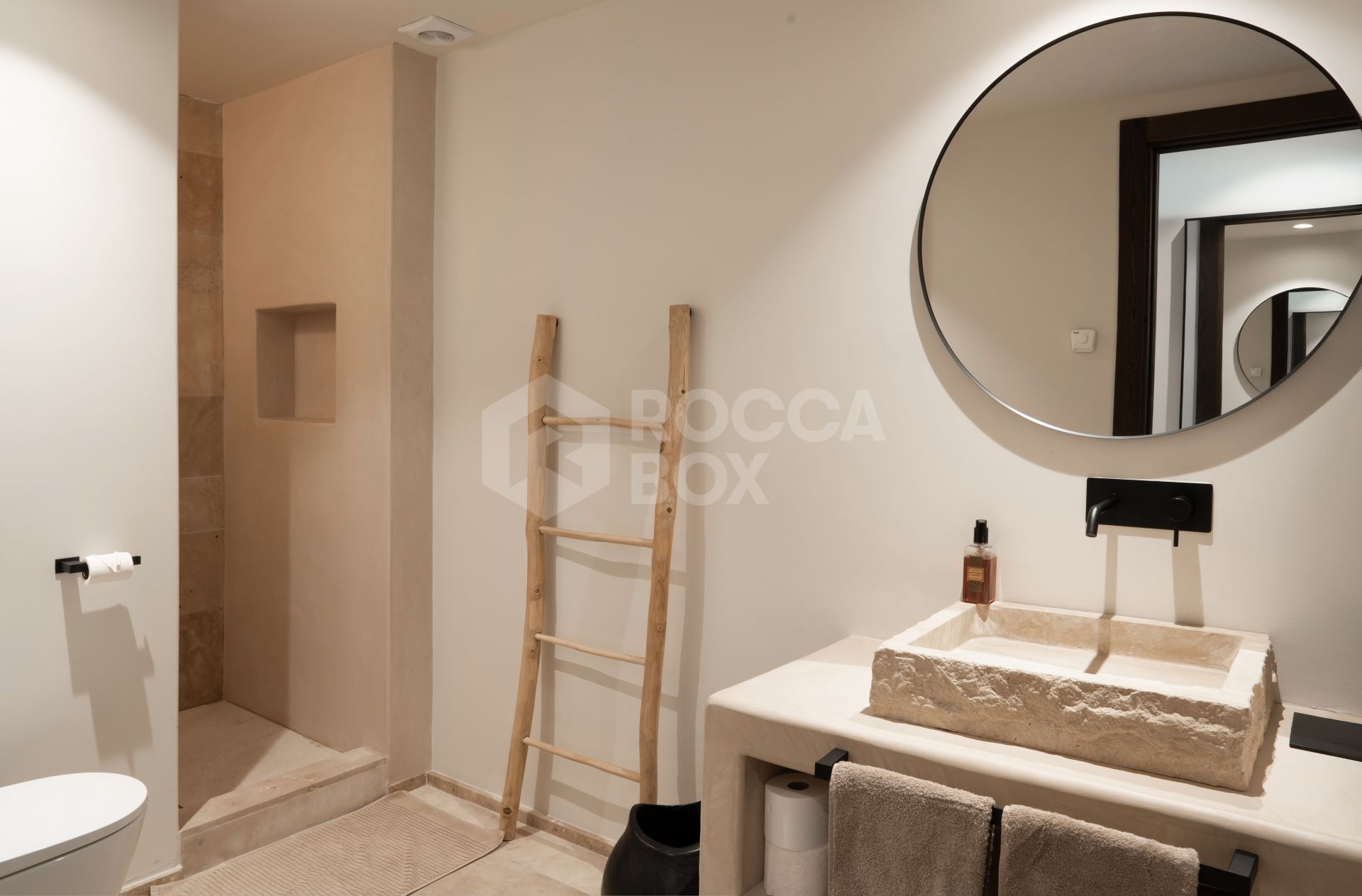 Single Luxury Villa in Selwo: Fusion of Exotic Styles with Sea Views