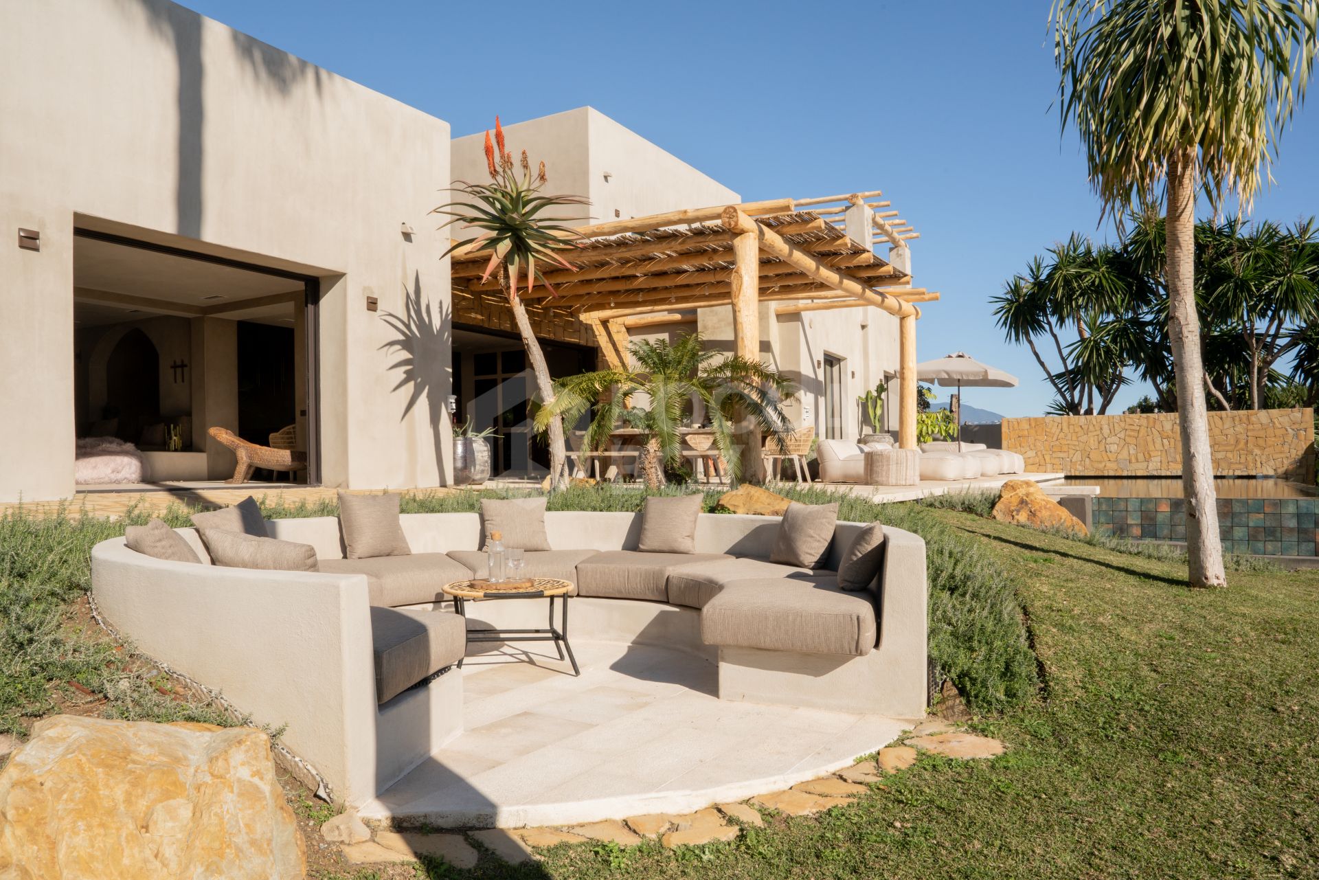 Single Luxury Villa in Selwo: Fusion of Exotic Styles with Sea Views