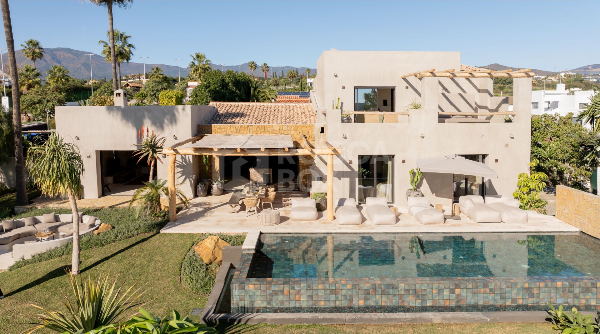 Single Luxury Villa in Selwo: Fusion of Exotic Styles with Sea Views