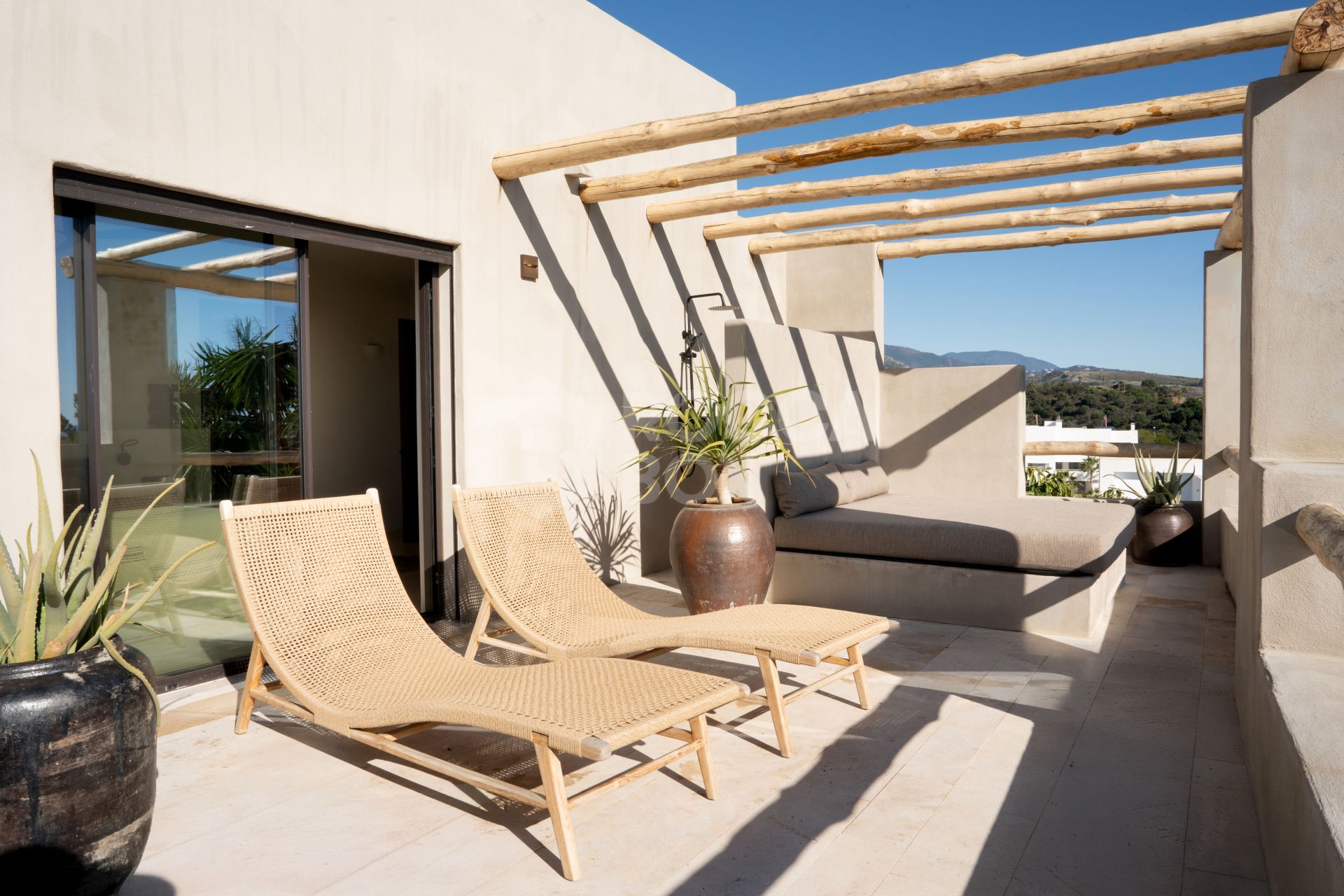 Single Luxury Villa in Selwo: Fusion of Exotic Styles with Sea Views