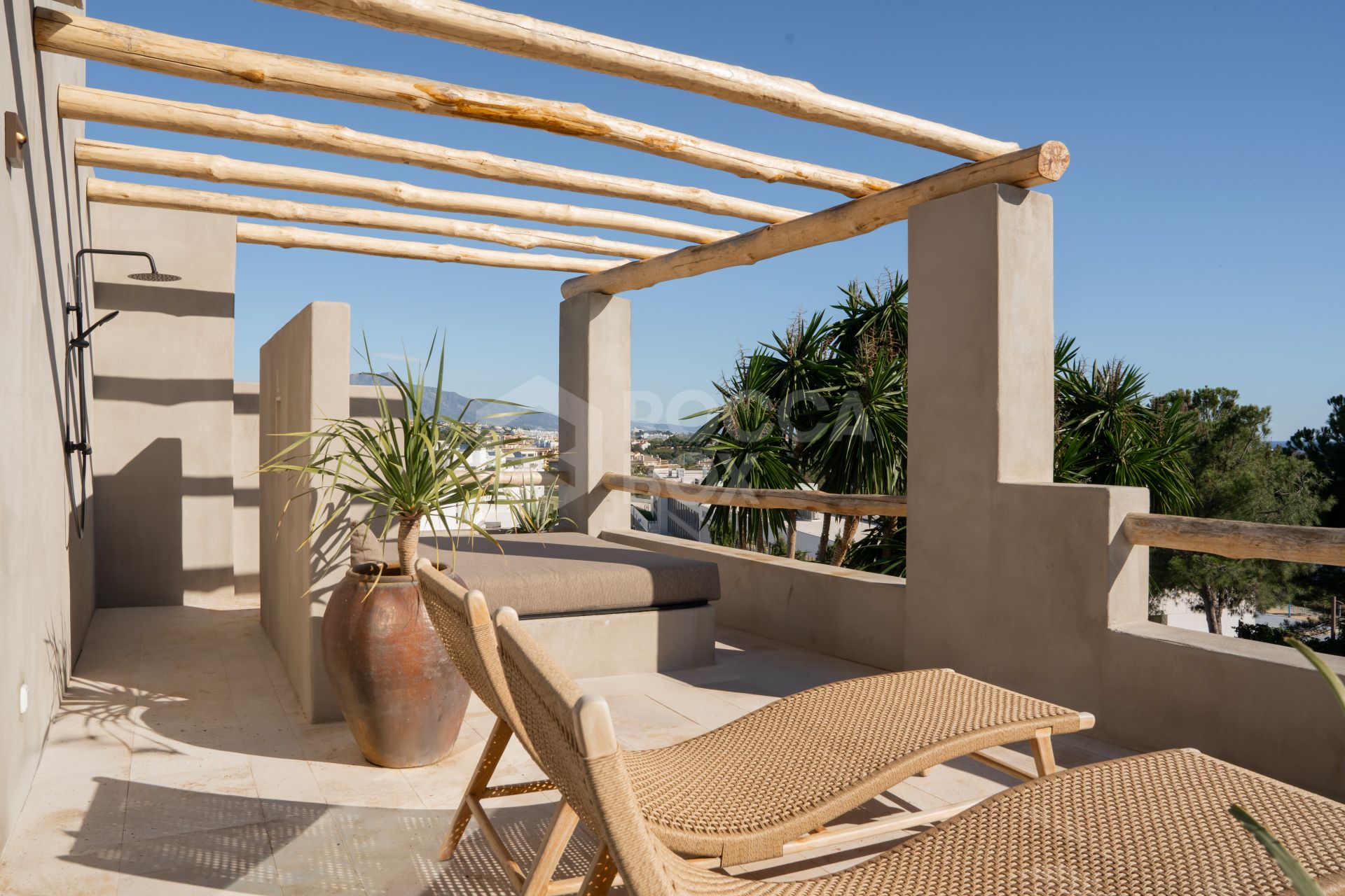 Single Luxury Villa in Selwo: Fusion of Exotic Styles with Sea Views