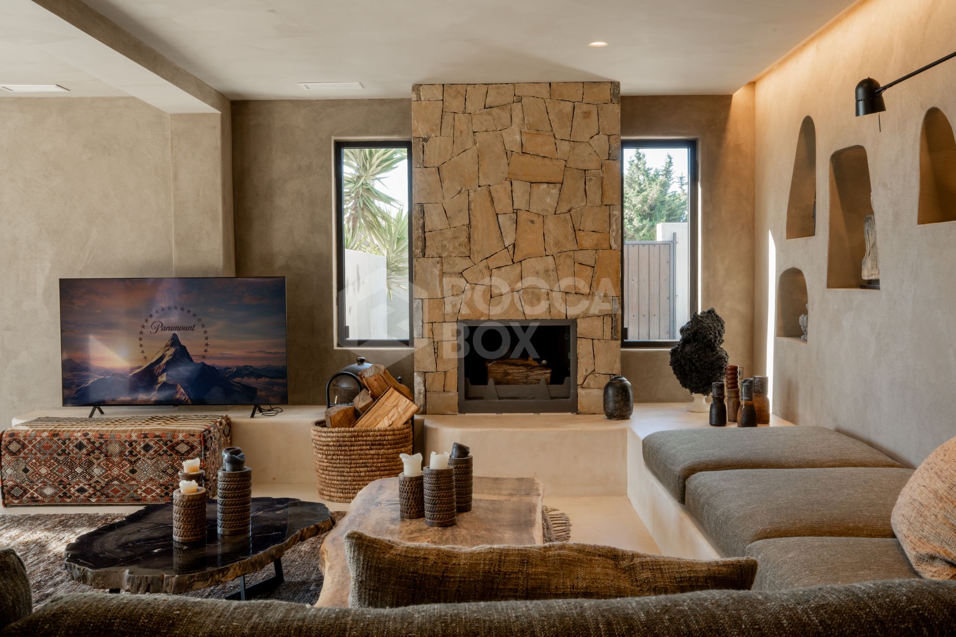 Single Luxury Villa in Selwo: Fusion of Exotic Styles with Sea Views