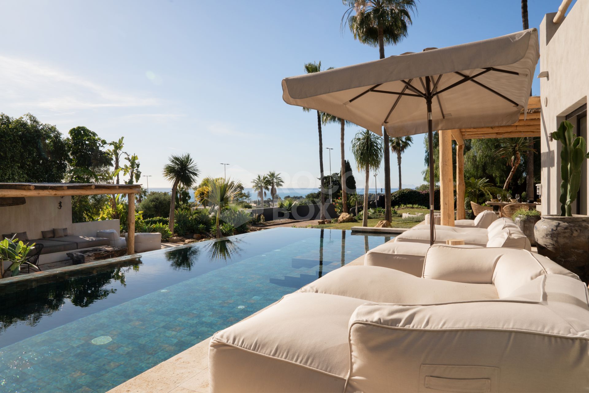 Single Luxury Villa in Selwo: Fusion of Exotic Styles with Sea Views