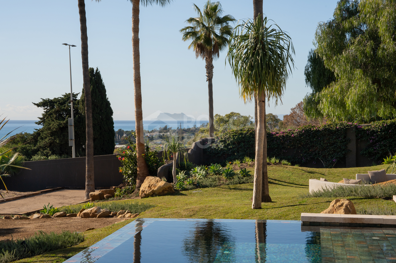 Single Luxury Villa in Selwo: Fusion of Exotic Styles with Sea Views