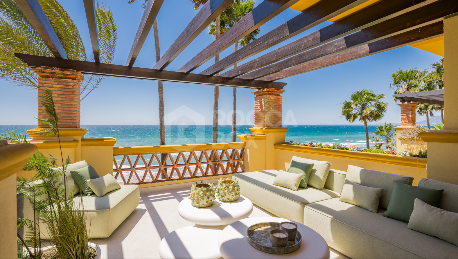 Exclusive renovated beachfront apartment – Rio Real Marbella