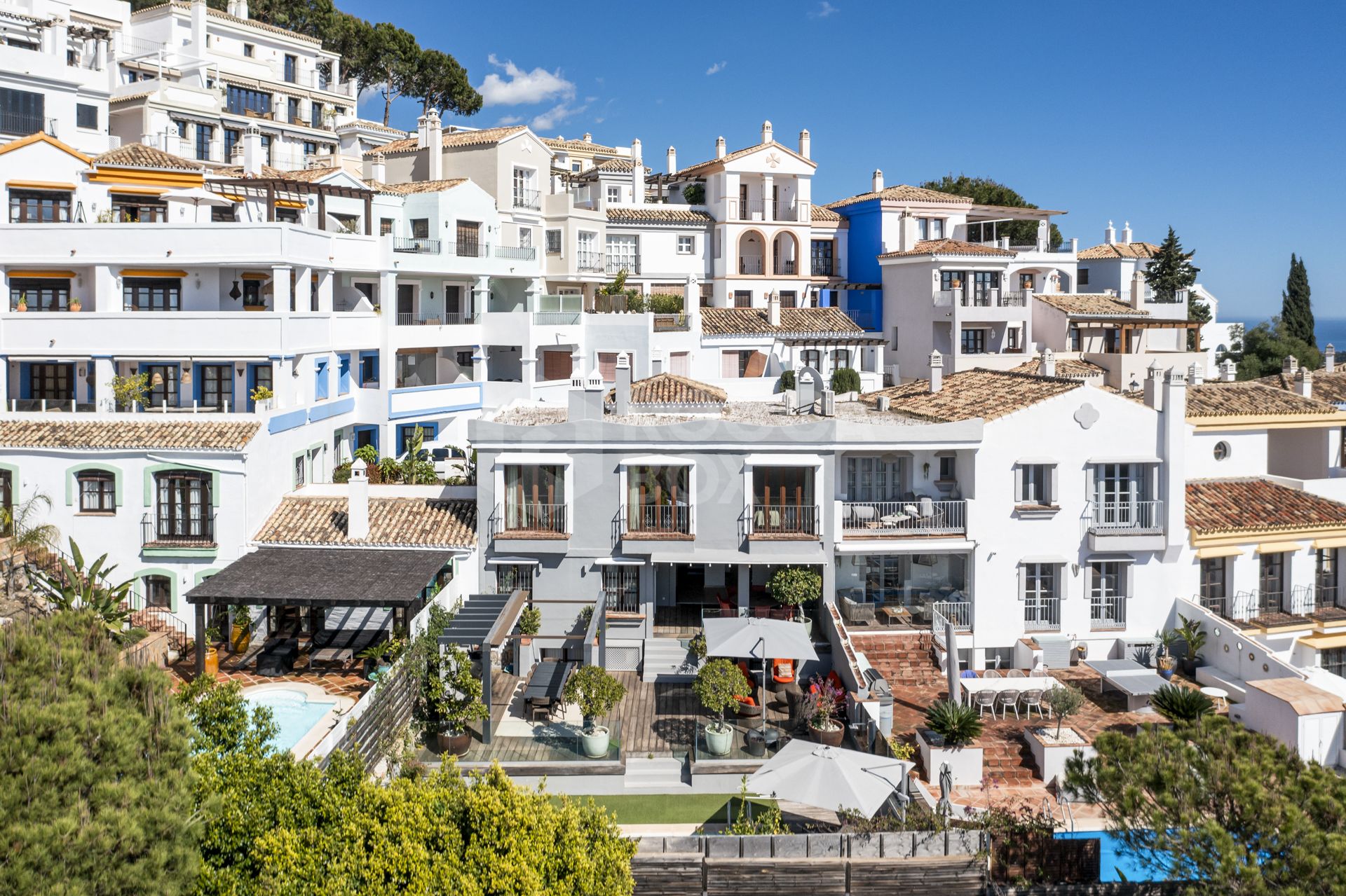 Spacious semi-detached house with pool and southwest views in Marbella premium area