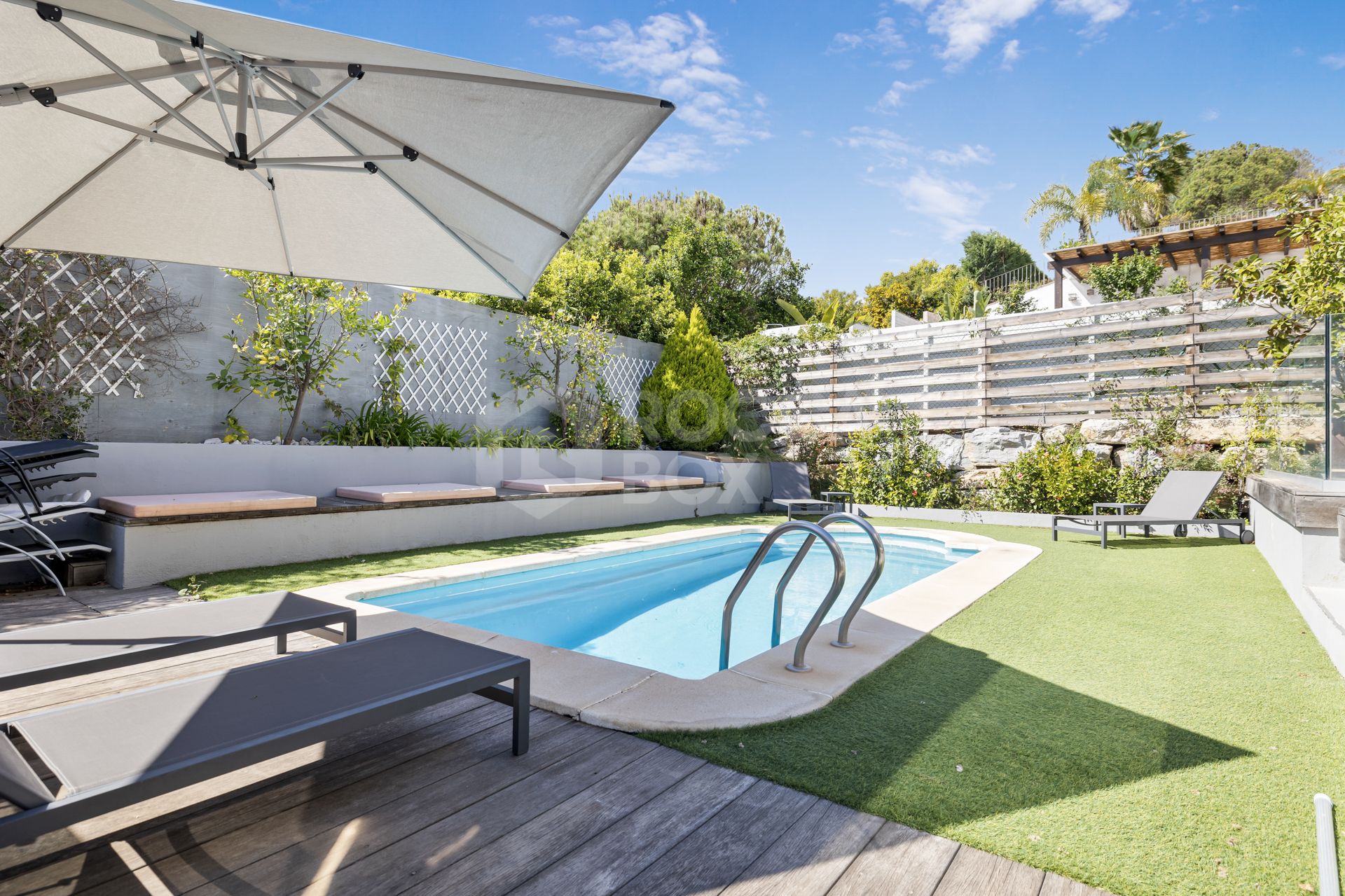 Spacious semi-detached house with pool and southwest views in Marbella premium area