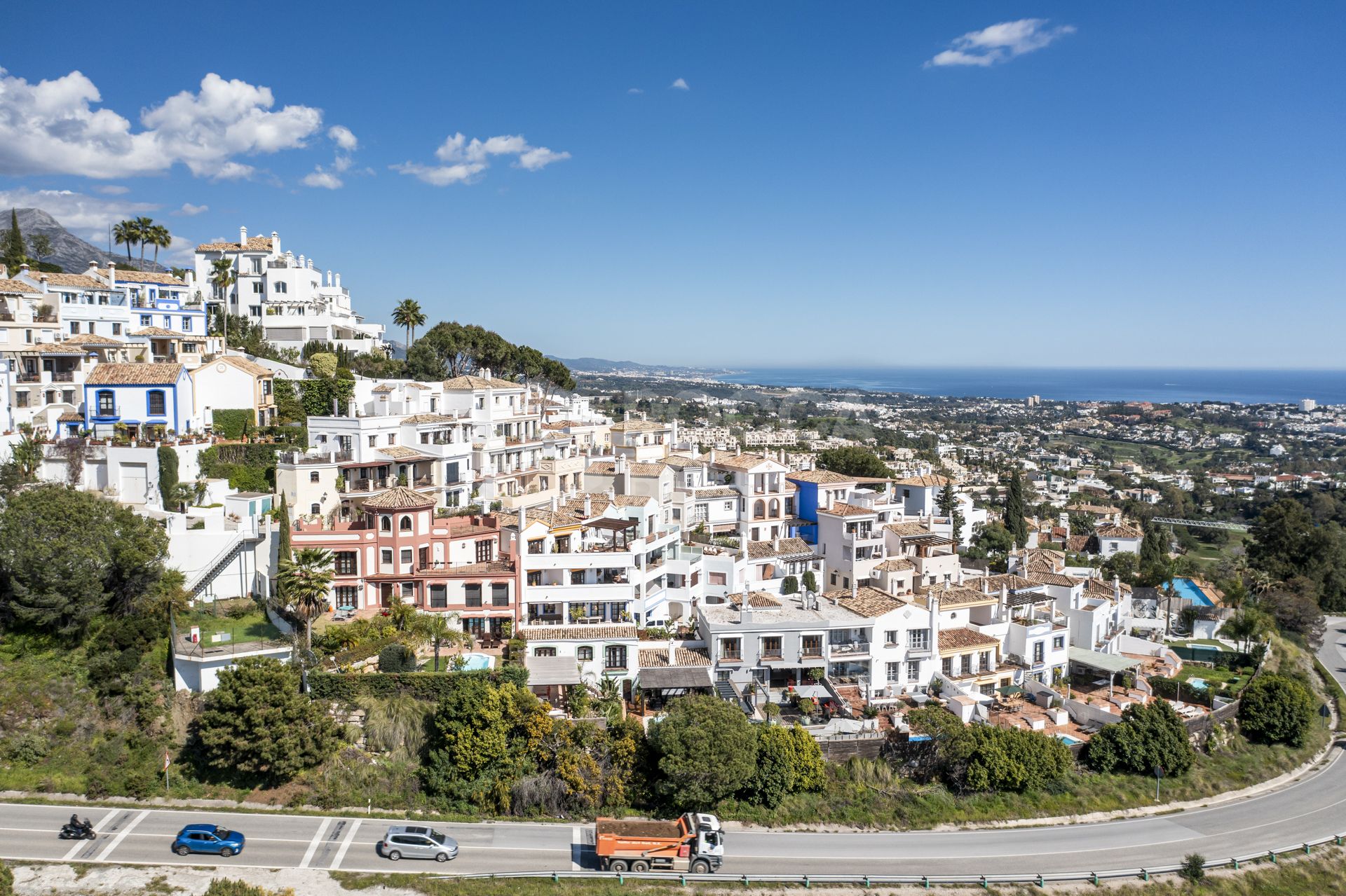 Spacious semi-detached house with pool and southwest views in Marbella premium area