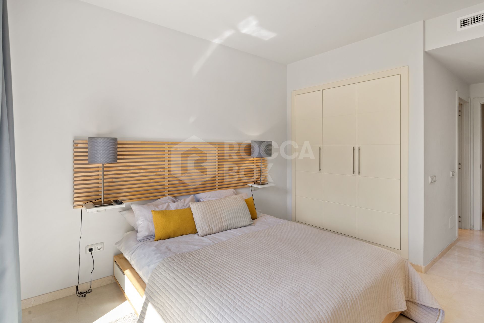 Cozy ground floor apartment with views of the gardens and mountains