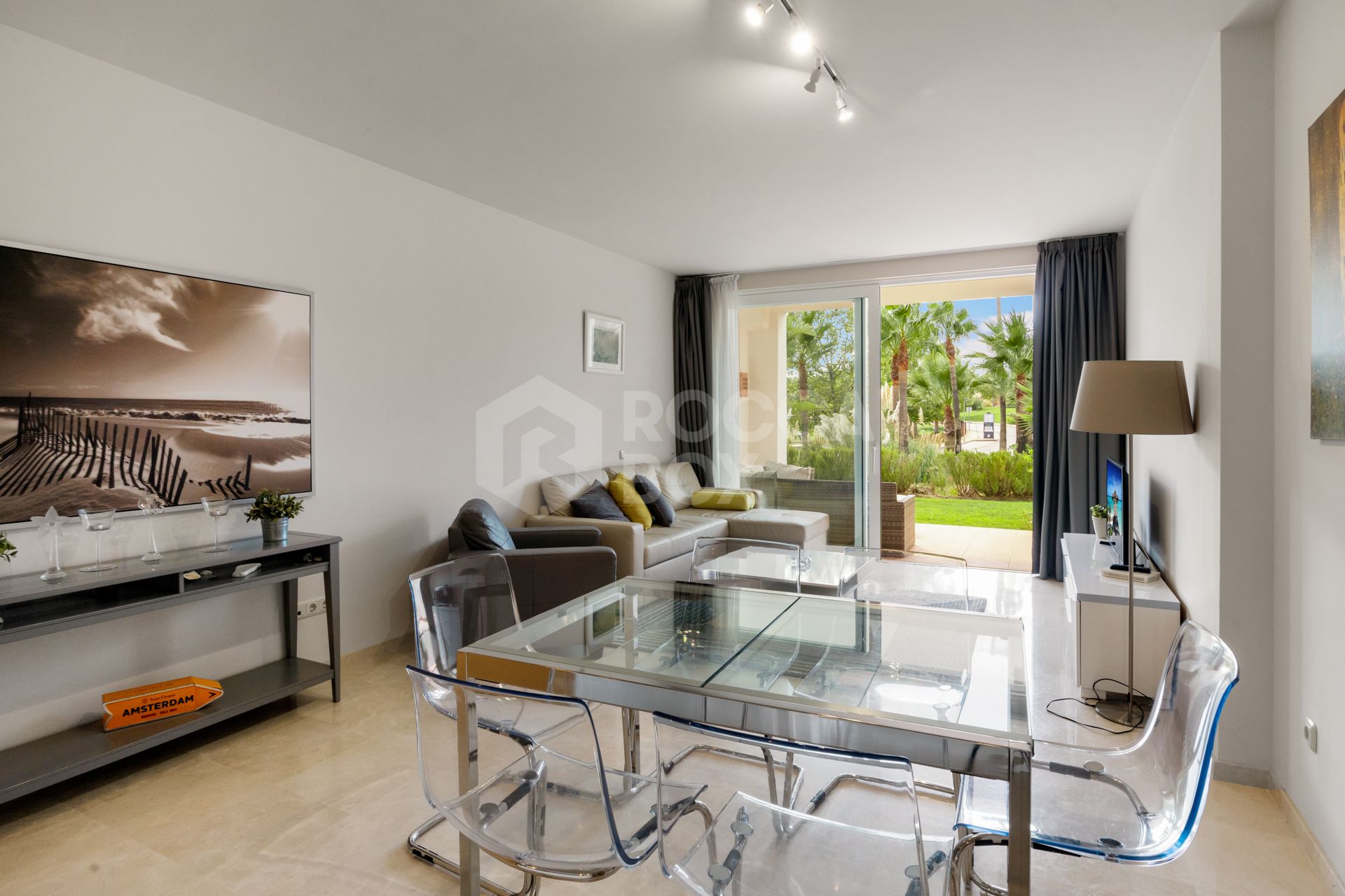 Cozy ground floor apartment with views of the gardens and mountains