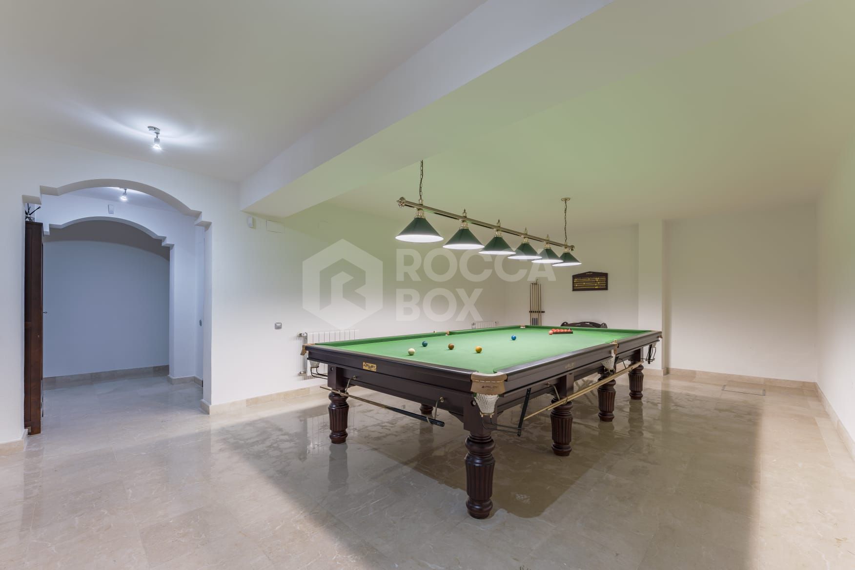 Classic and mediterranean style 6 bedroom villa located in one of the best locations in Nueva Andalucía