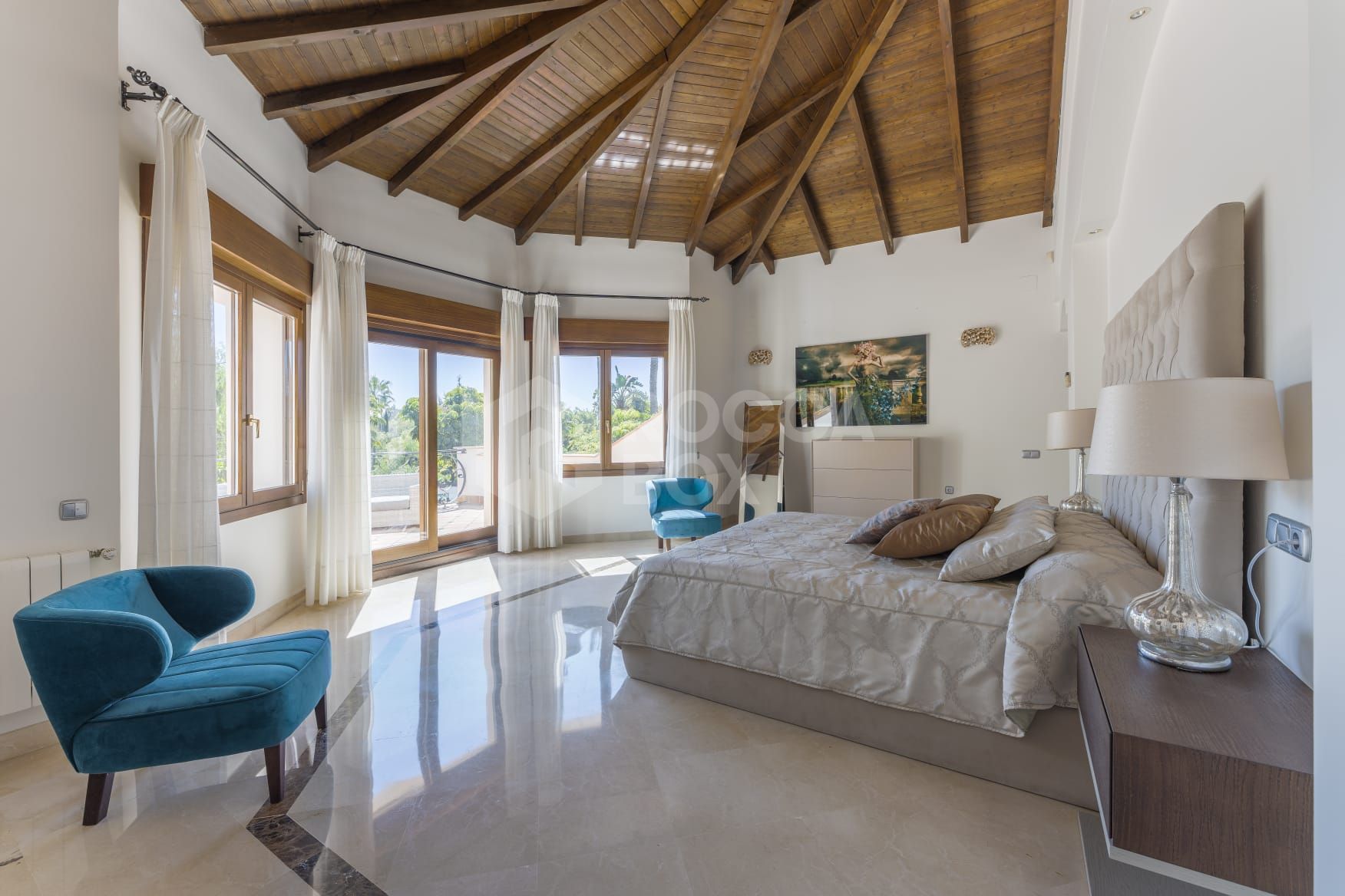 Classic and mediterranean style 6 bedroom villa located in one of the best locations in Nueva Andalucía