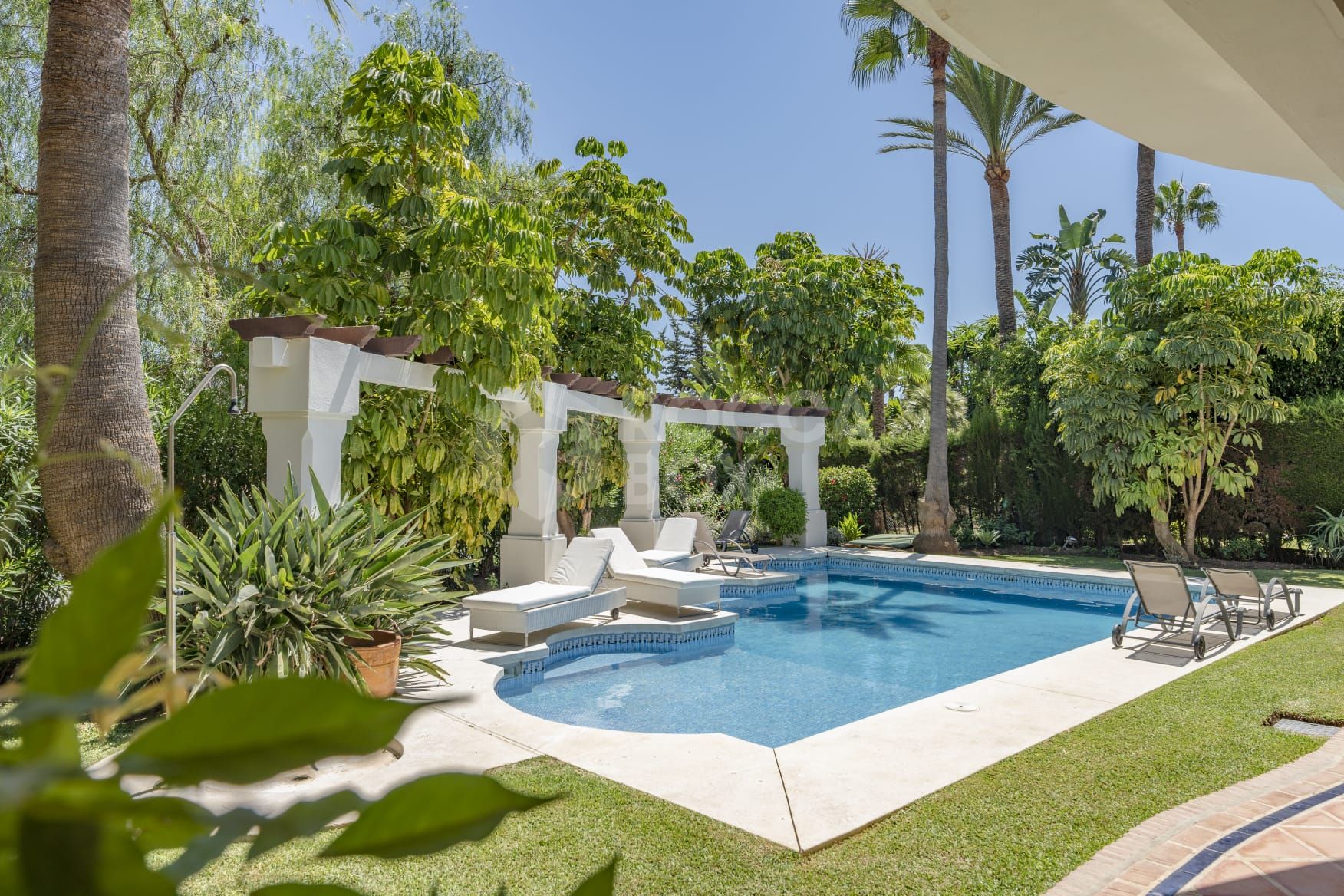 Classic and mediterranean style 6 bedroom villa located in one of the best locations in Nueva Andalucía