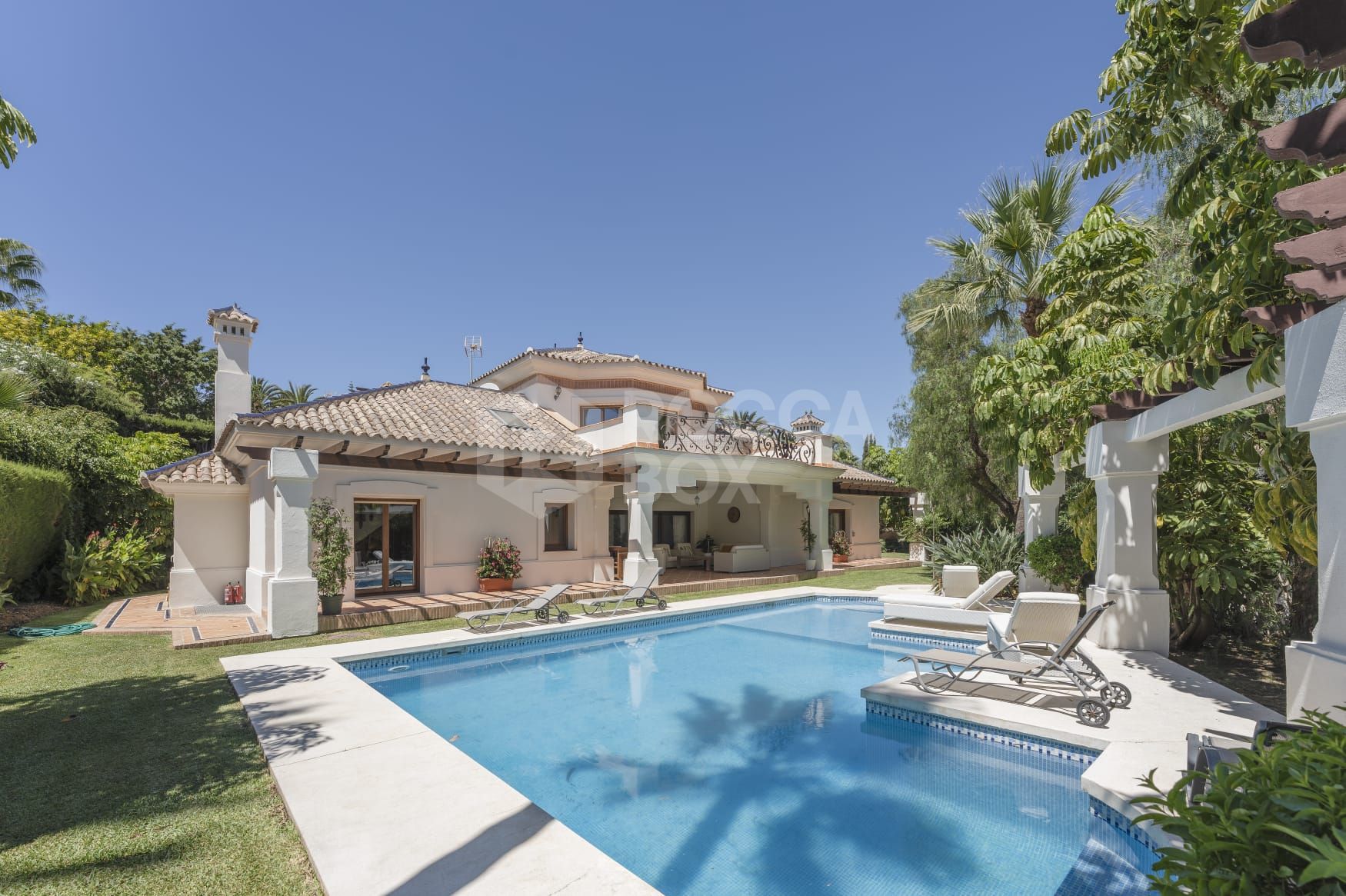 Classic and mediterranean style 6 bedroom villa located in one of the best locations in Nueva Andalucía