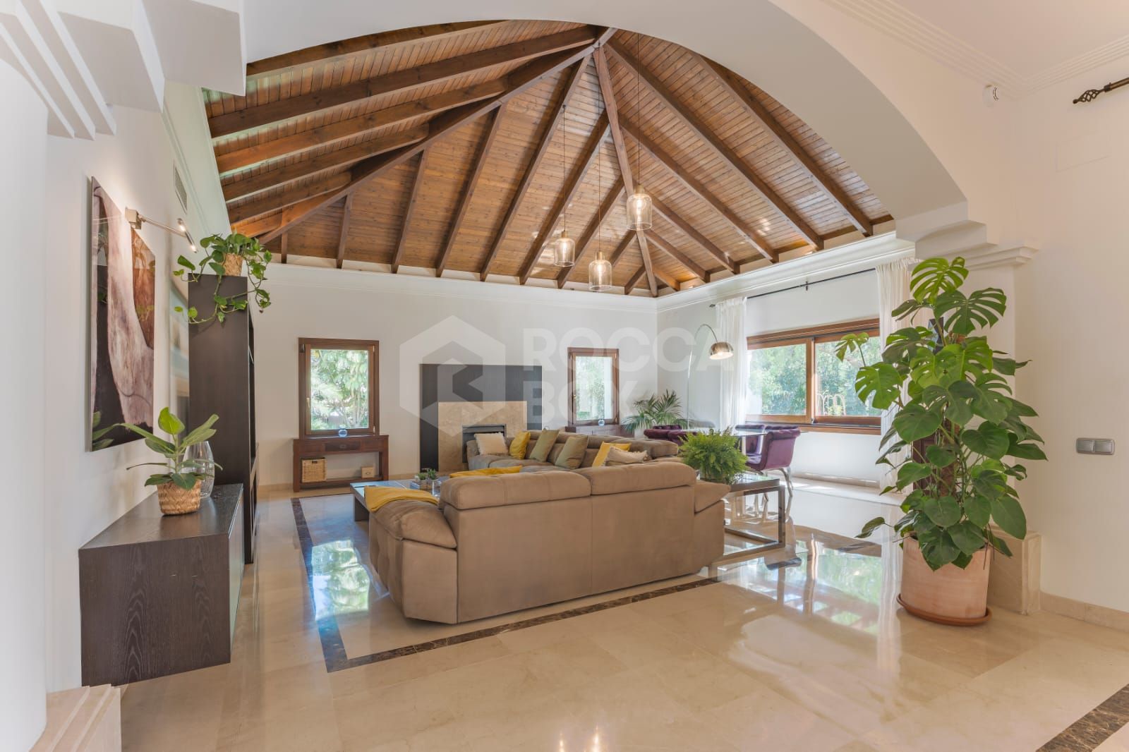 Classic and mediterranean style 6 bedroom villa located in one of the best locations in Nueva Andalucía