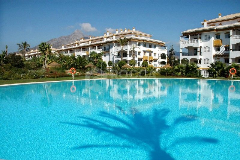 Excellent ground floor apartment in a prestigious urbanization of Puerto Banus, Costa del Sol