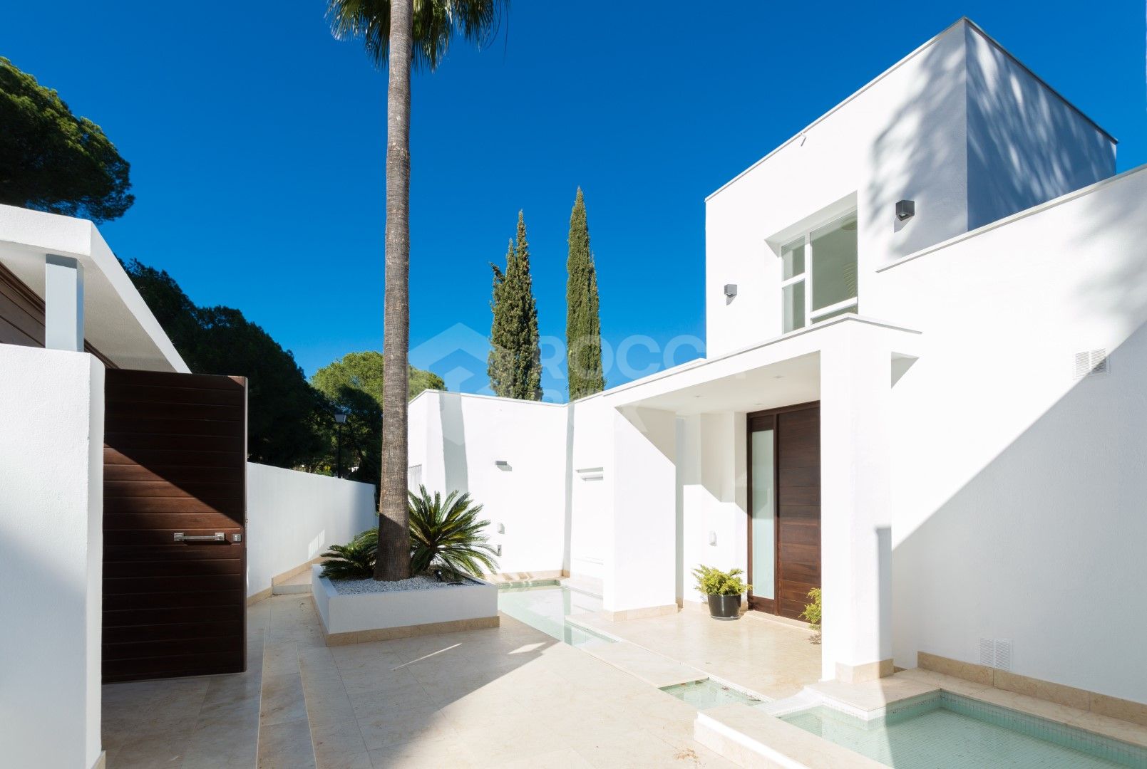 Luxury contemporary villa with spectacular sea and mountain views for short-term rent in Nueva Andalucia, Costa del Sol