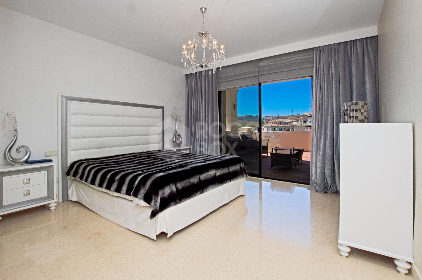 STUNING 3-BEDROOM APARTMENT CAPANES ,BENAHAVIS ,COSTA DEL SOL