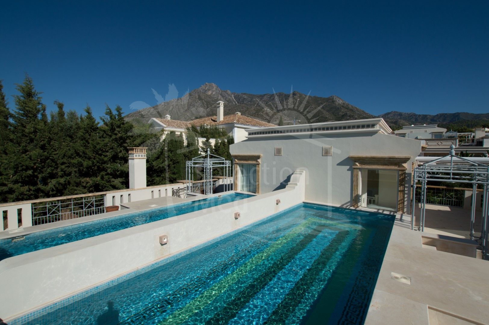 Lujosa adosada con vistas al mar y la montaña a la venta en Sierra Blanca, Milla de Oro de Marbella, Costa del Sol