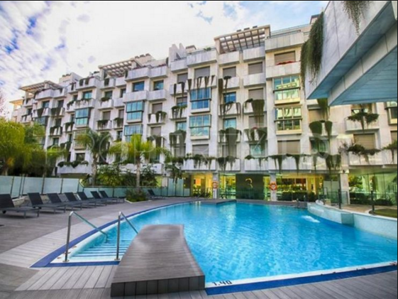 Se vende estupendo apartamento de primera planta en la Milla de Oro de Marbella, Costa del Sol