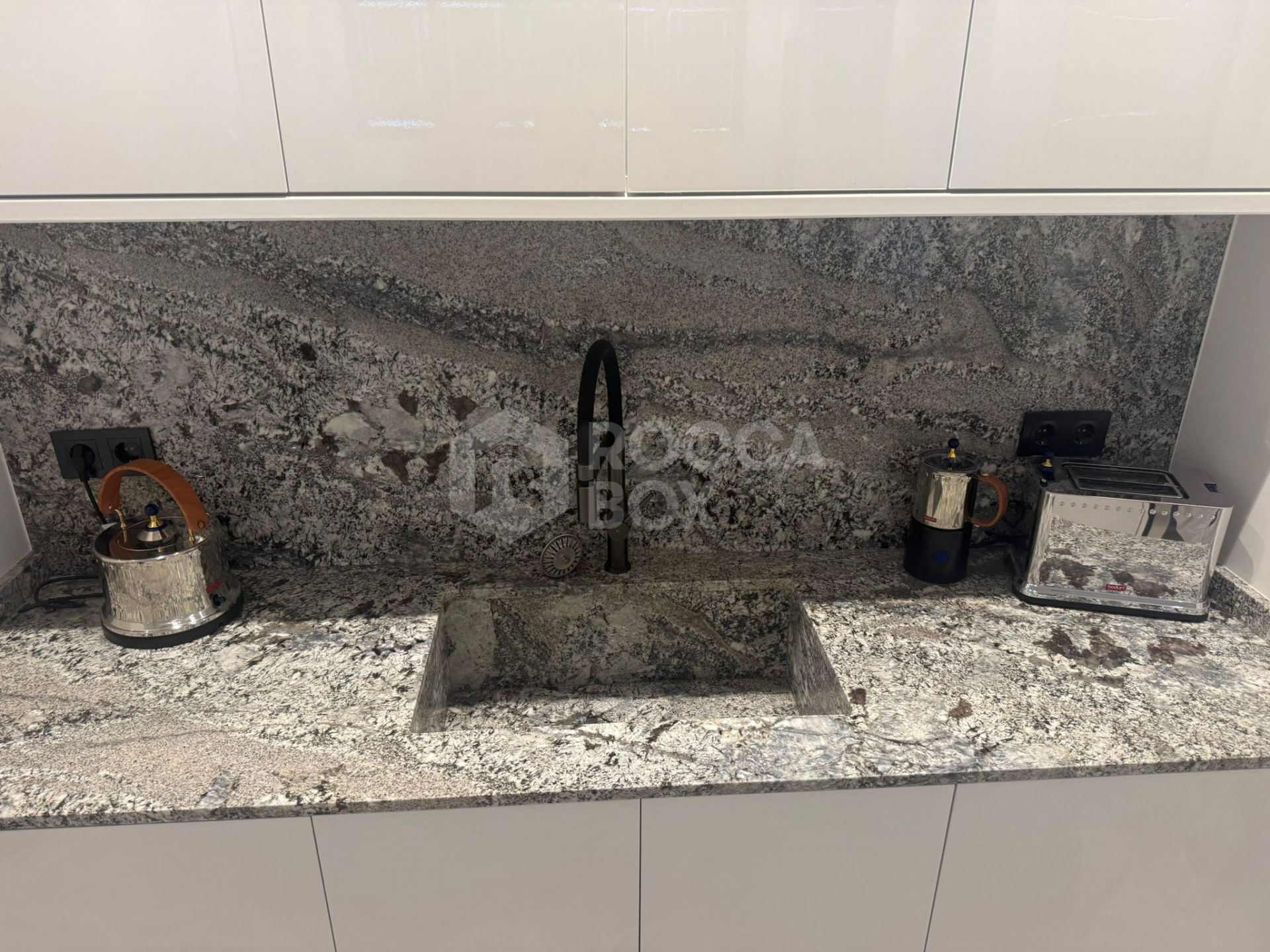 Stunning, fully renovated apartment in Urbanización Las Colinas de Marbella 2