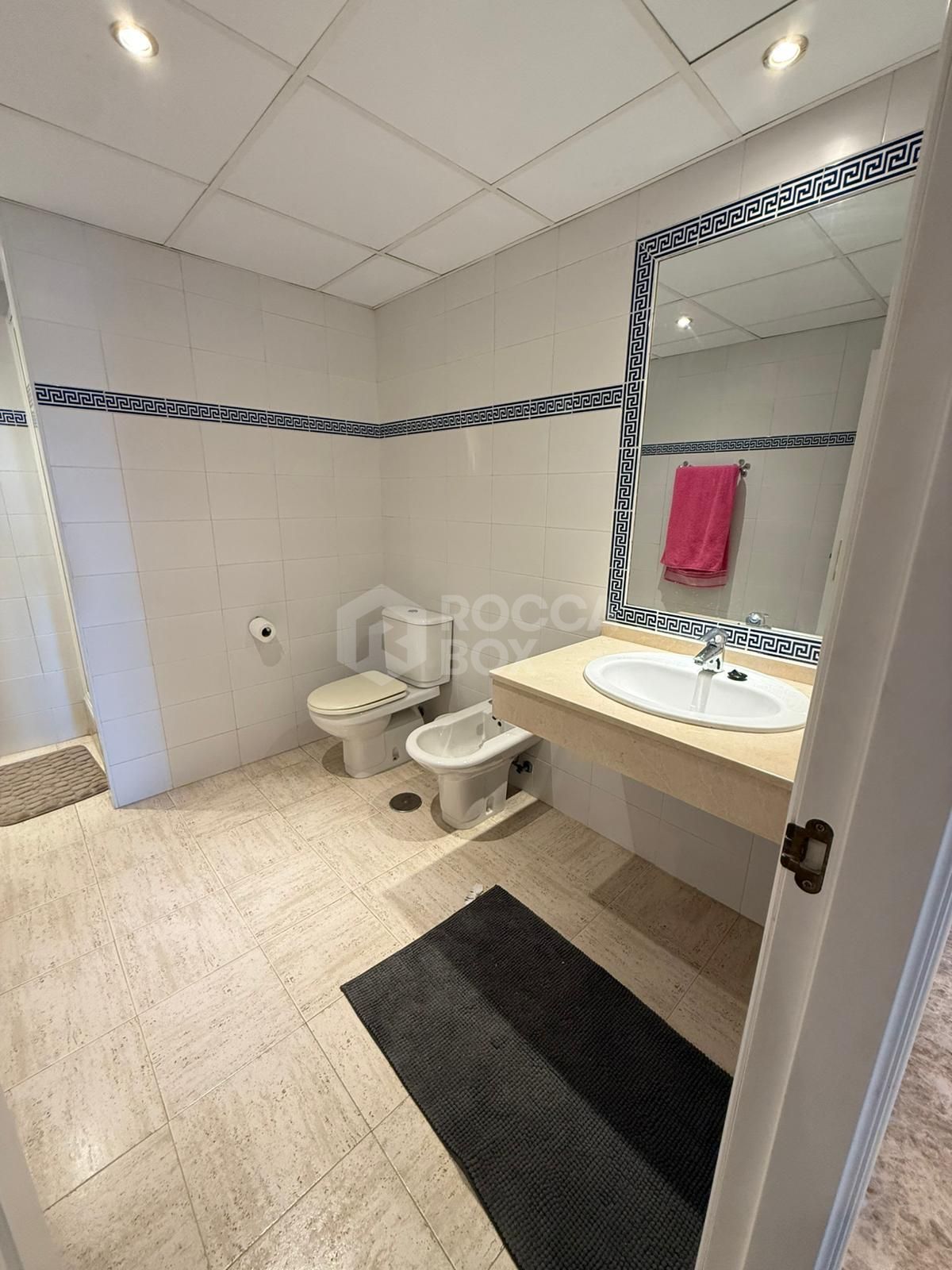 Immaculate Apartment in the Prestigious Los Almendros