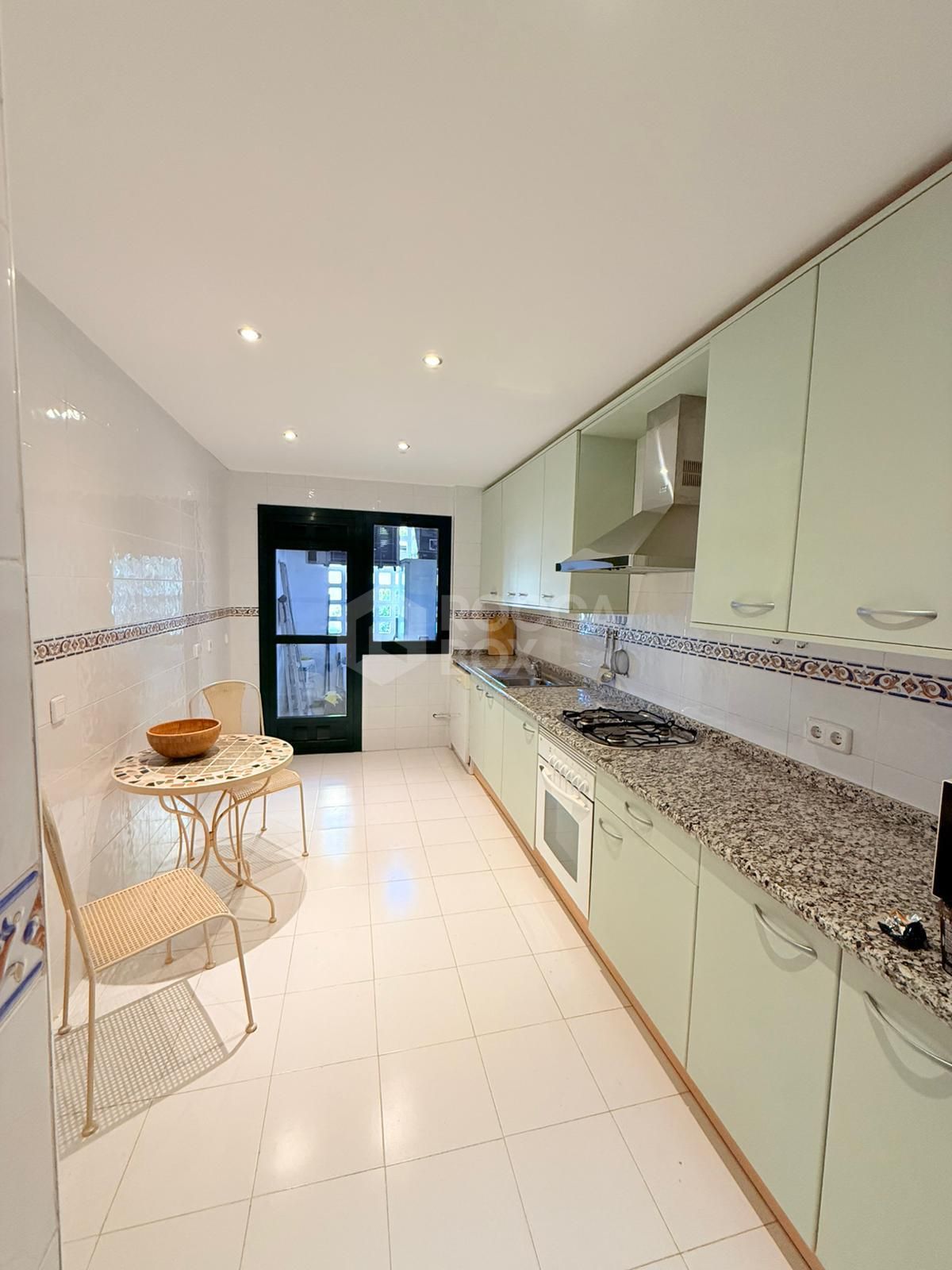 Immaculate Apartment in the Prestigious Los Almendros