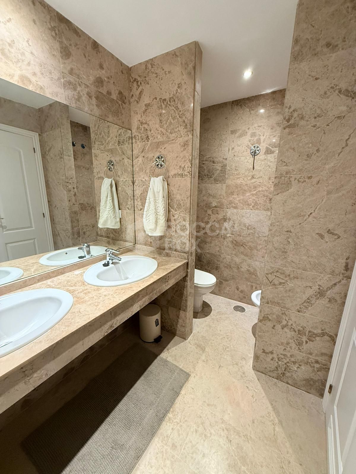 Immaculate Apartment in the Prestigious Los Almendros