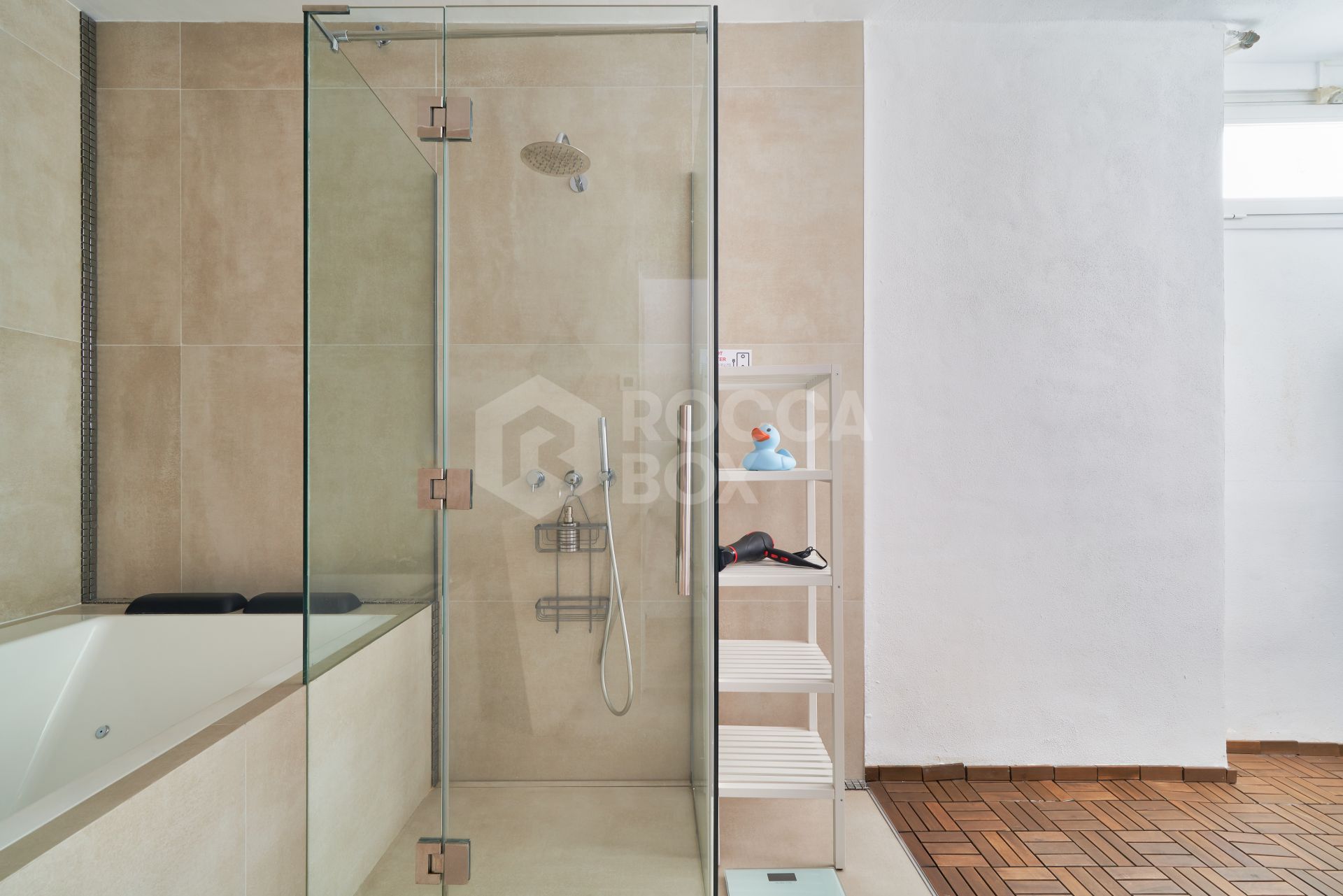 Modern and Spacious Apartment for Sale in a Prestigious Area of Marbella – Steps from the Beach