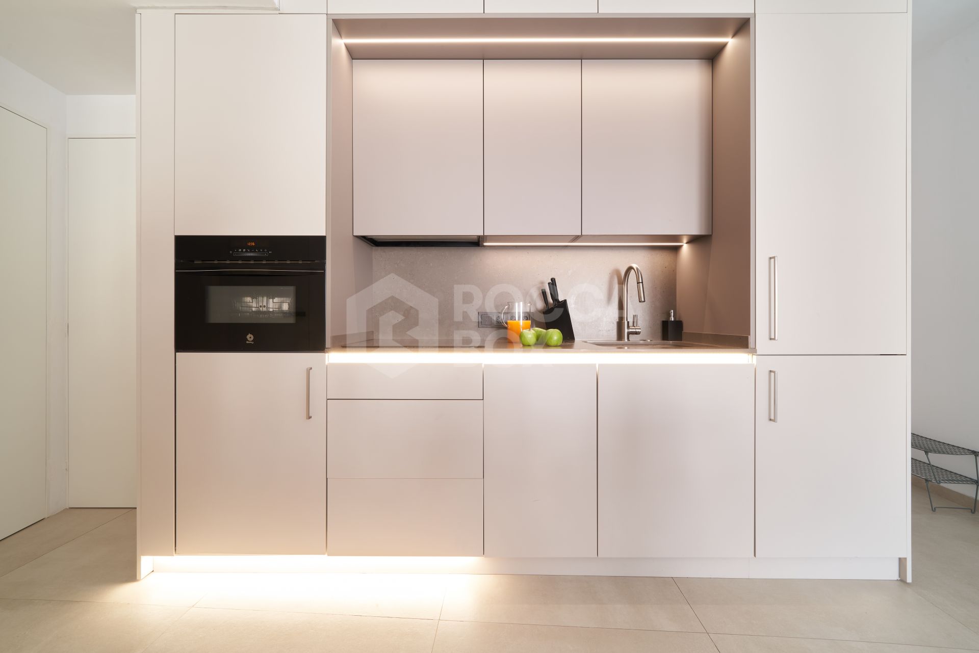 Modern and Spacious Apartment for Sale in a Prestigious Area of Marbella – Steps from the Beach