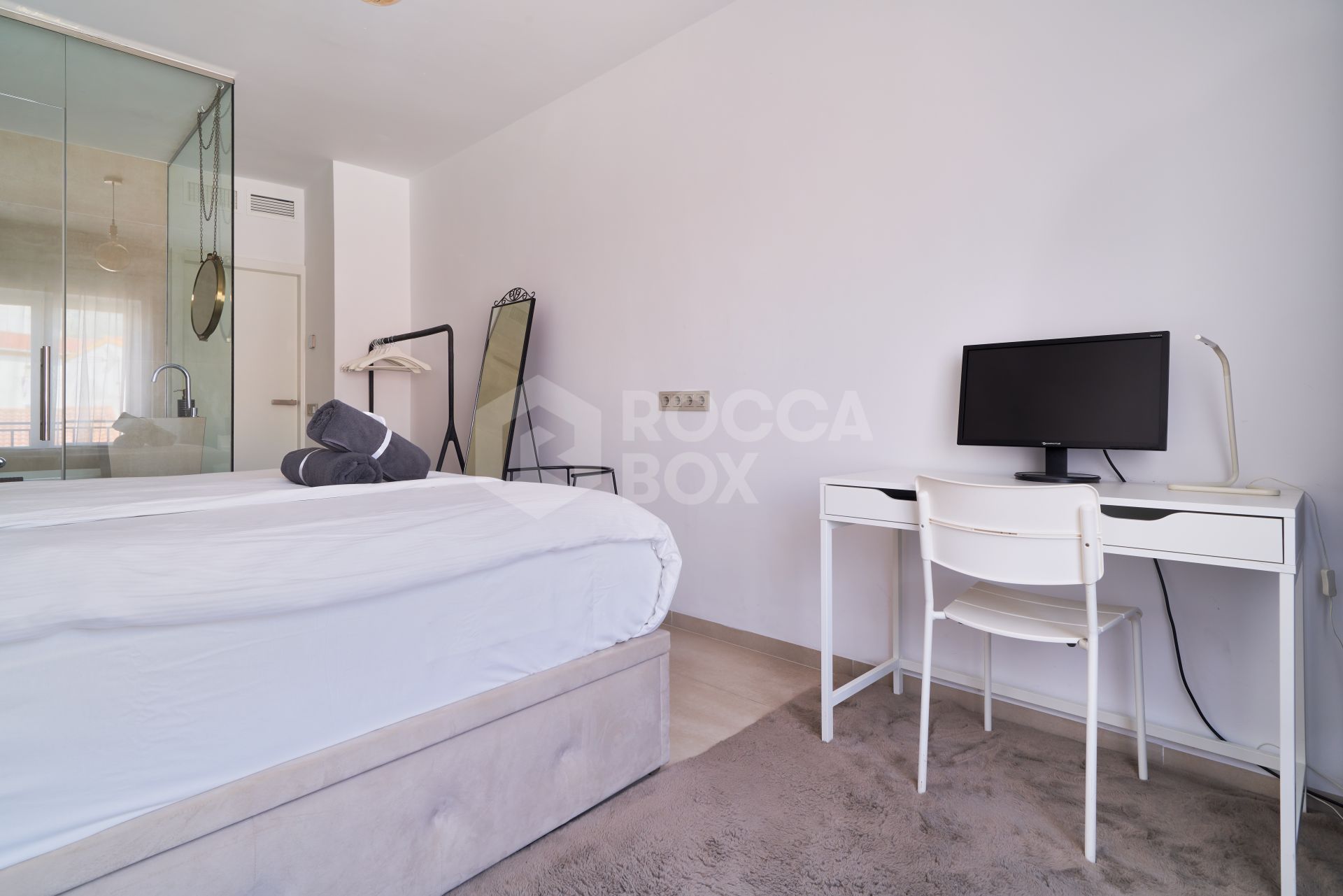 Modern and Spacious Apartment for Sale in a Prestigious Area of Marbella – Steps from the Beach