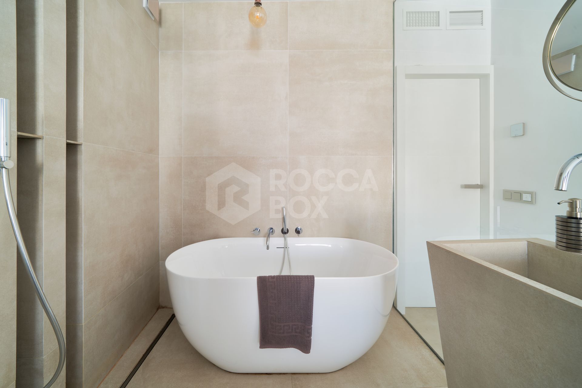 Modern and Spacious Apartment for Sale in a Prestigious Area of Marbella – Steps from the Beach