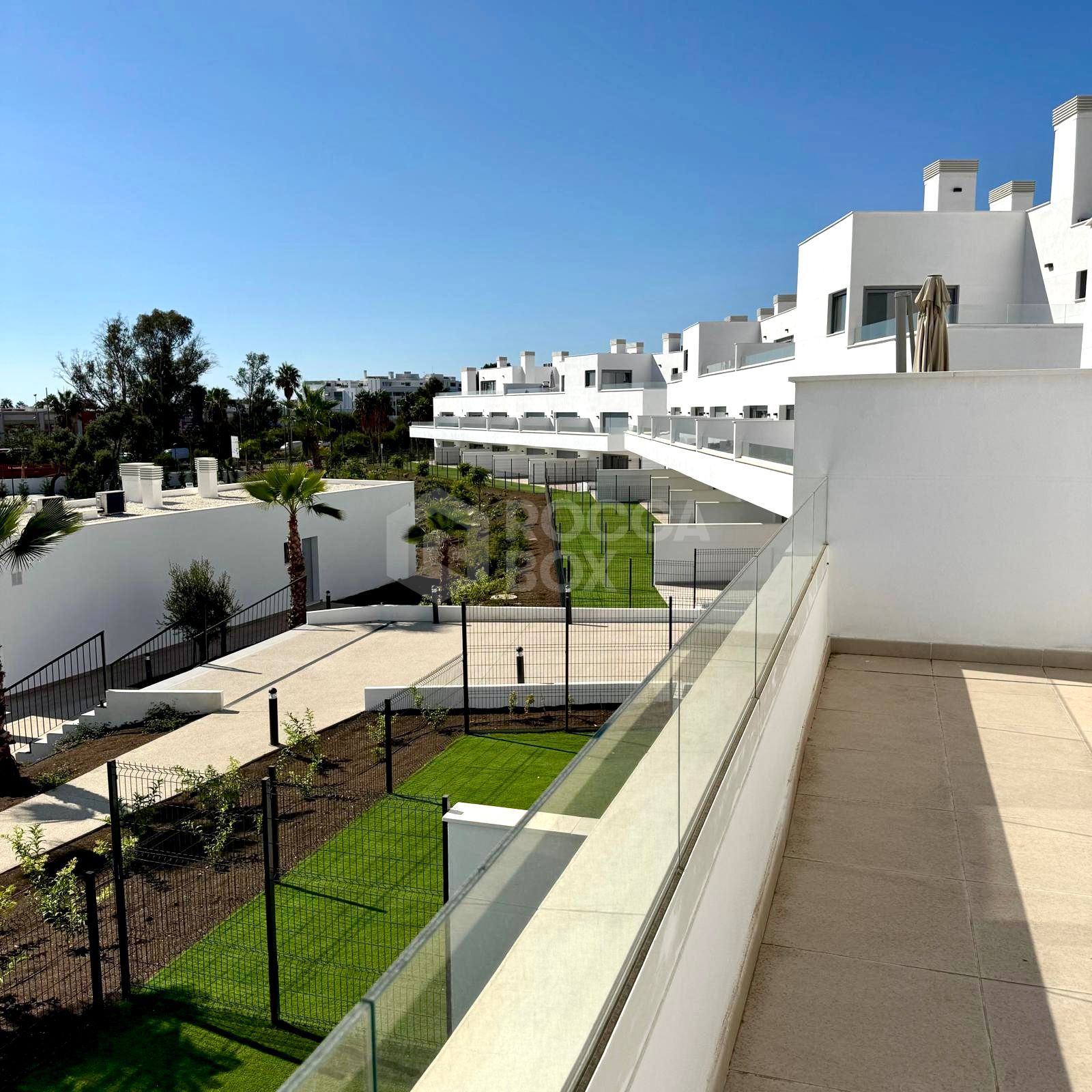 Bright 2-bedroom apartment within the exclusive Aquagardens urbanisation