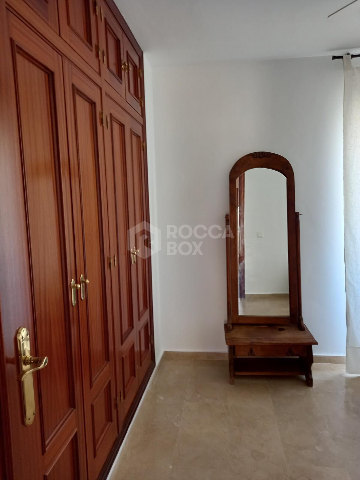 Magnificent three-storey townhouse in the second line of the beach