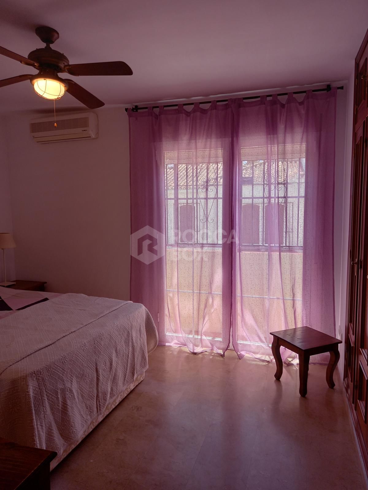 Magnificent three-storey townhouse in the second line of the beach