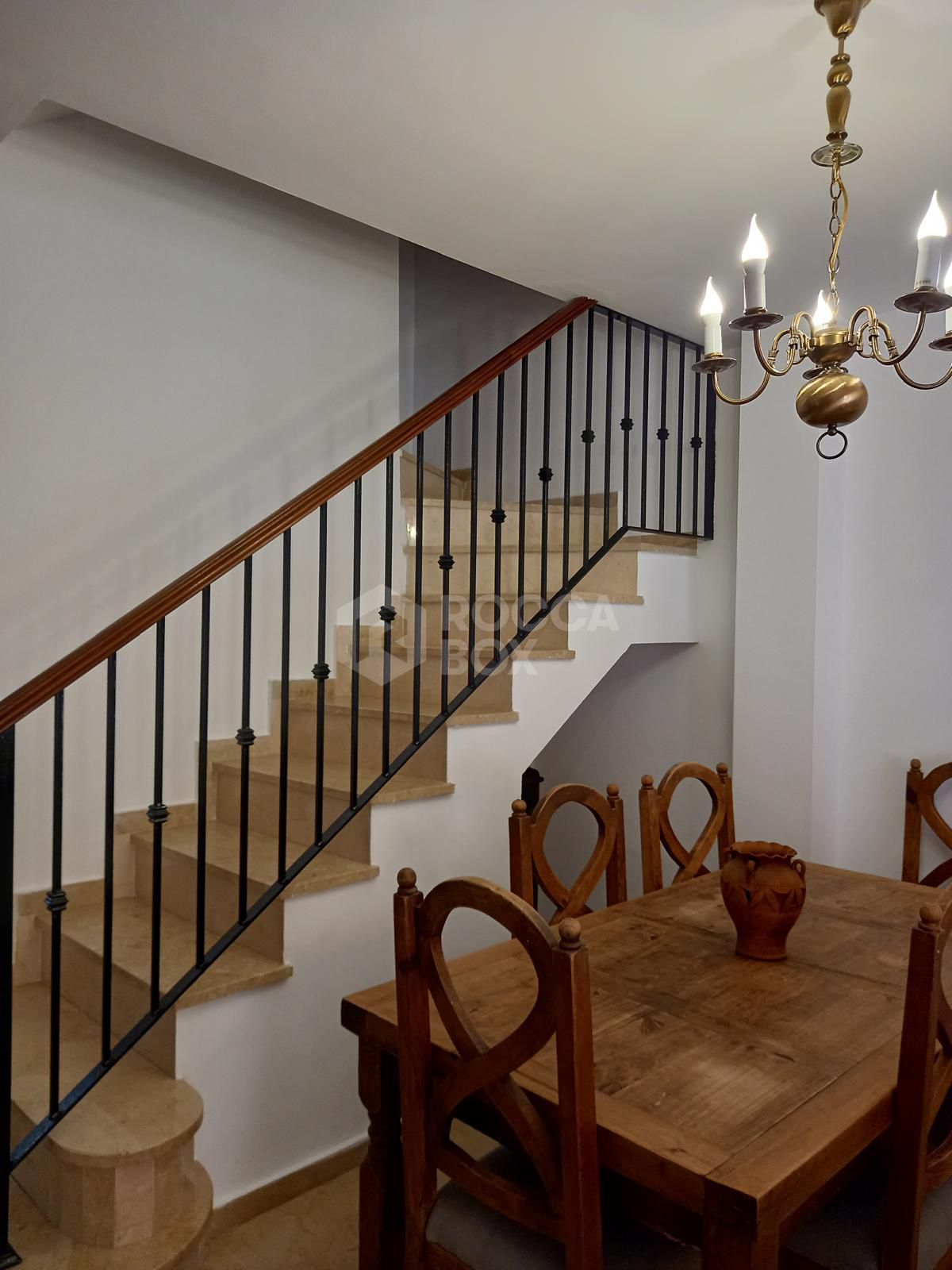 Magnificent three-storey townhouse in the second line of the beach