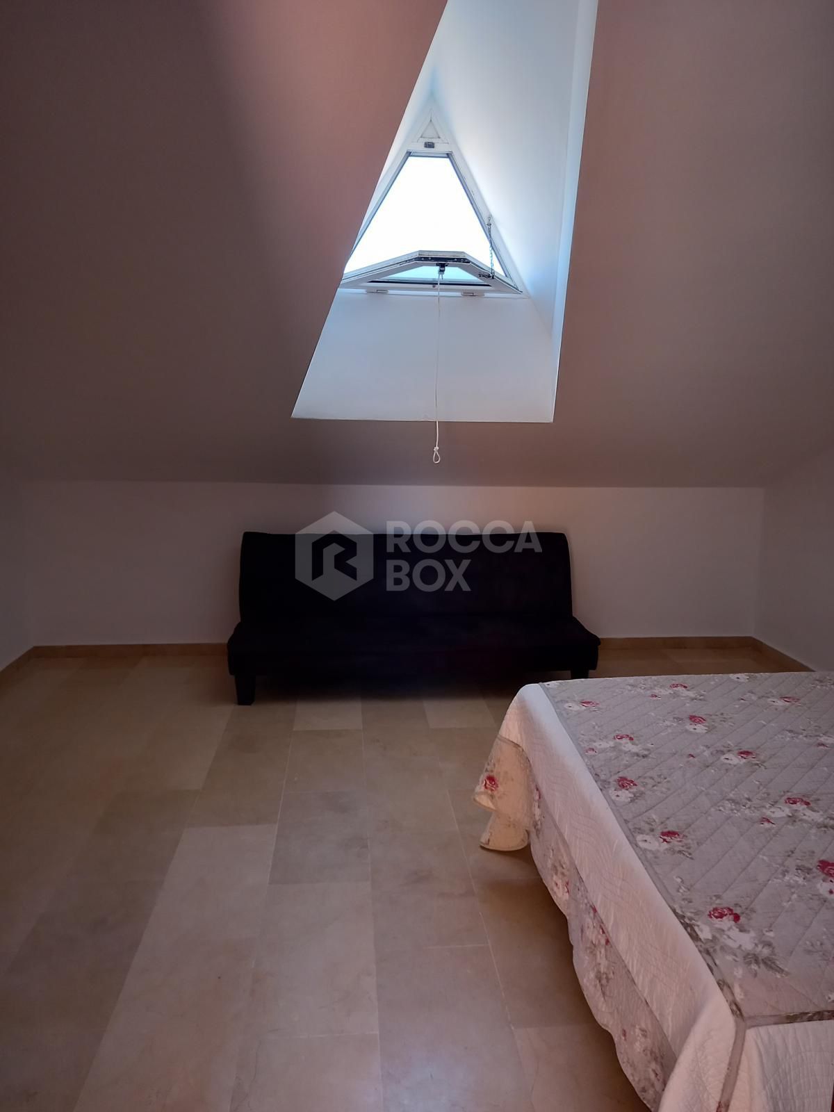 Magnificent three-storey townhouse in the second line of the beach