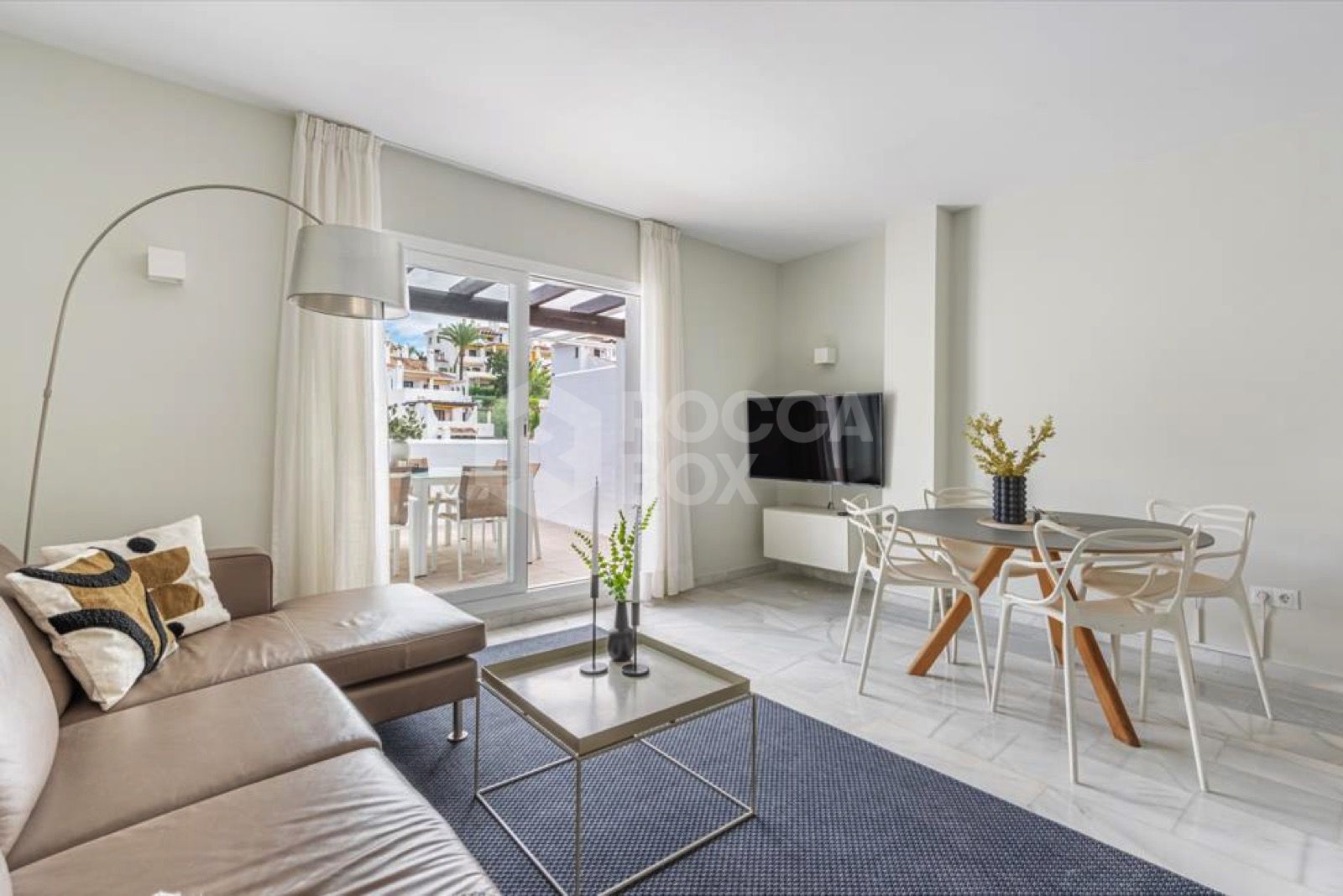 Spacious, light-filled two-bedroom penthouse in the exclusive Ivy Residence