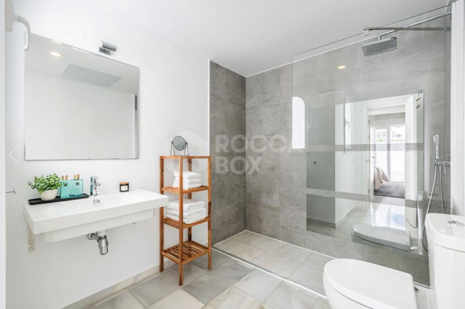 Spacious, light-filled two-bedroom penthouse in the exclusive Ivy Residence