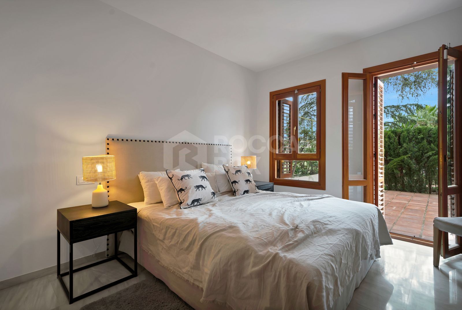 Recently renovated, west-facing middle-floor apartment within the exclusive gated community